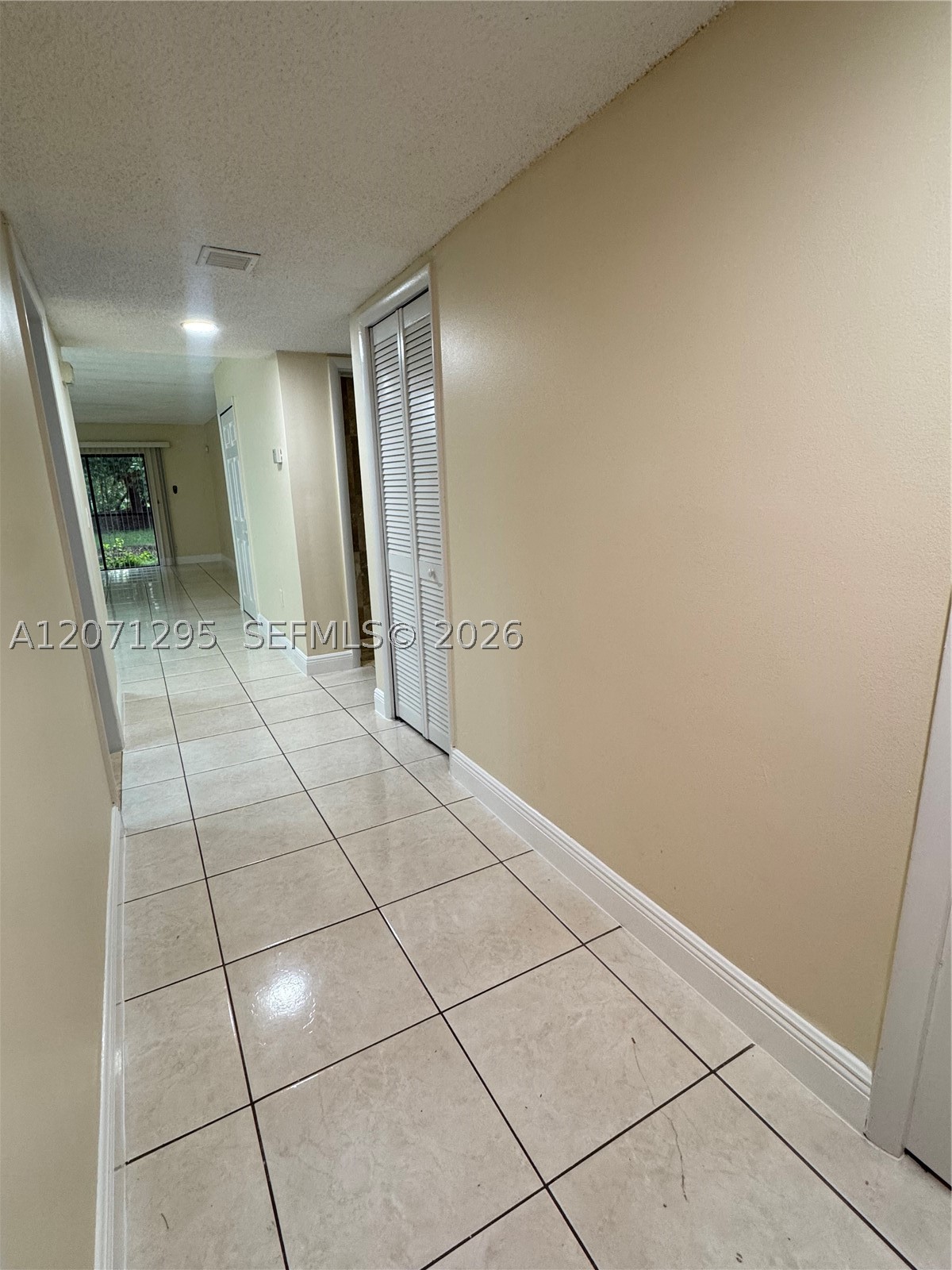 215 Lakeview Dr #105, Weston FL 33326