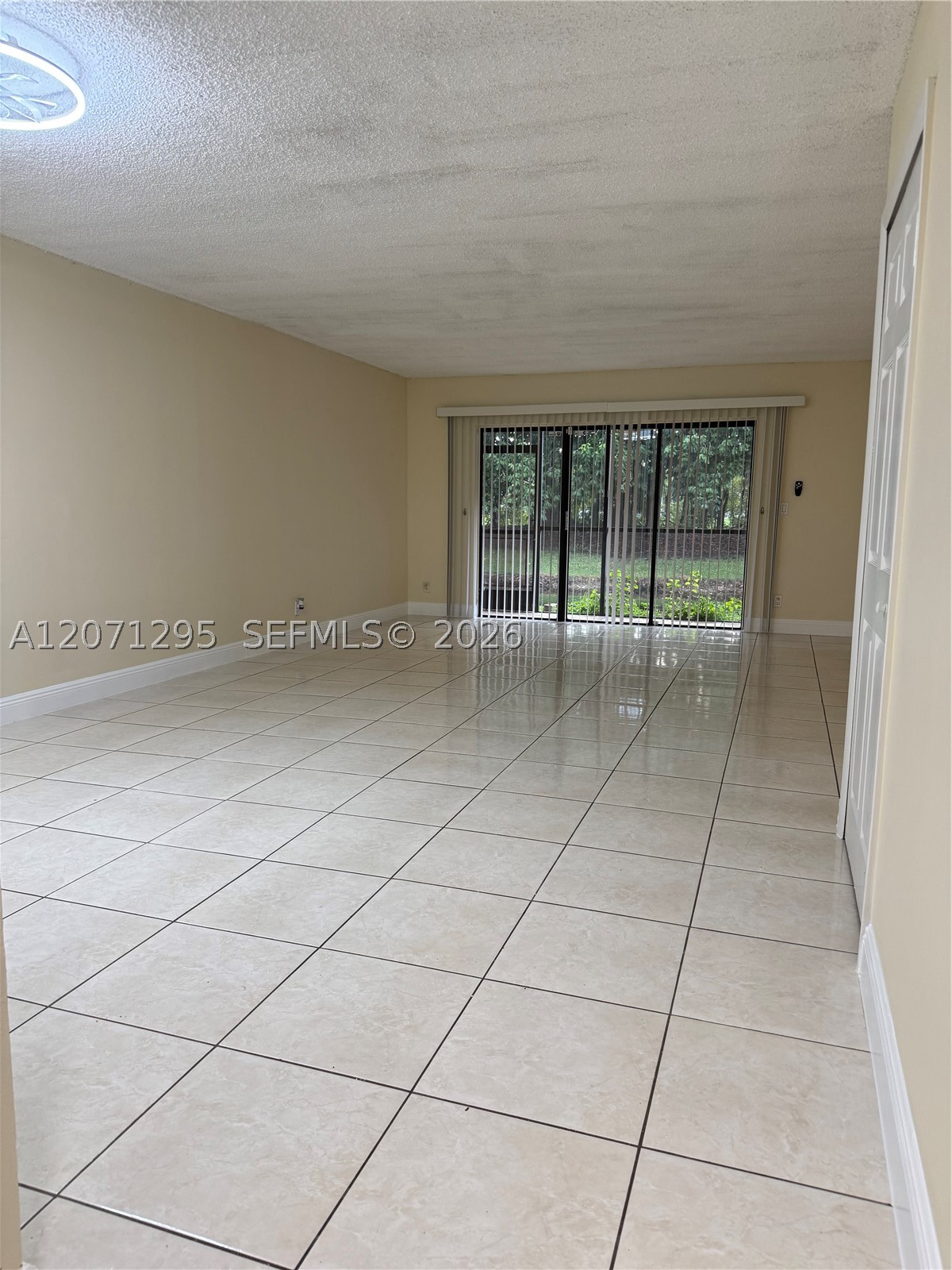 215 Lakeview Dr #105, Weston FL 33326