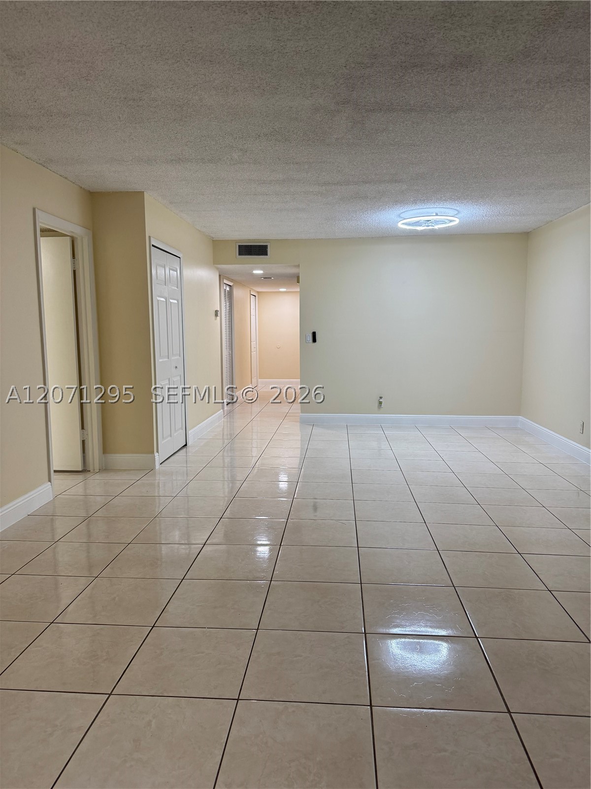 215 Lakeview Dr #105, Weston FL 33326