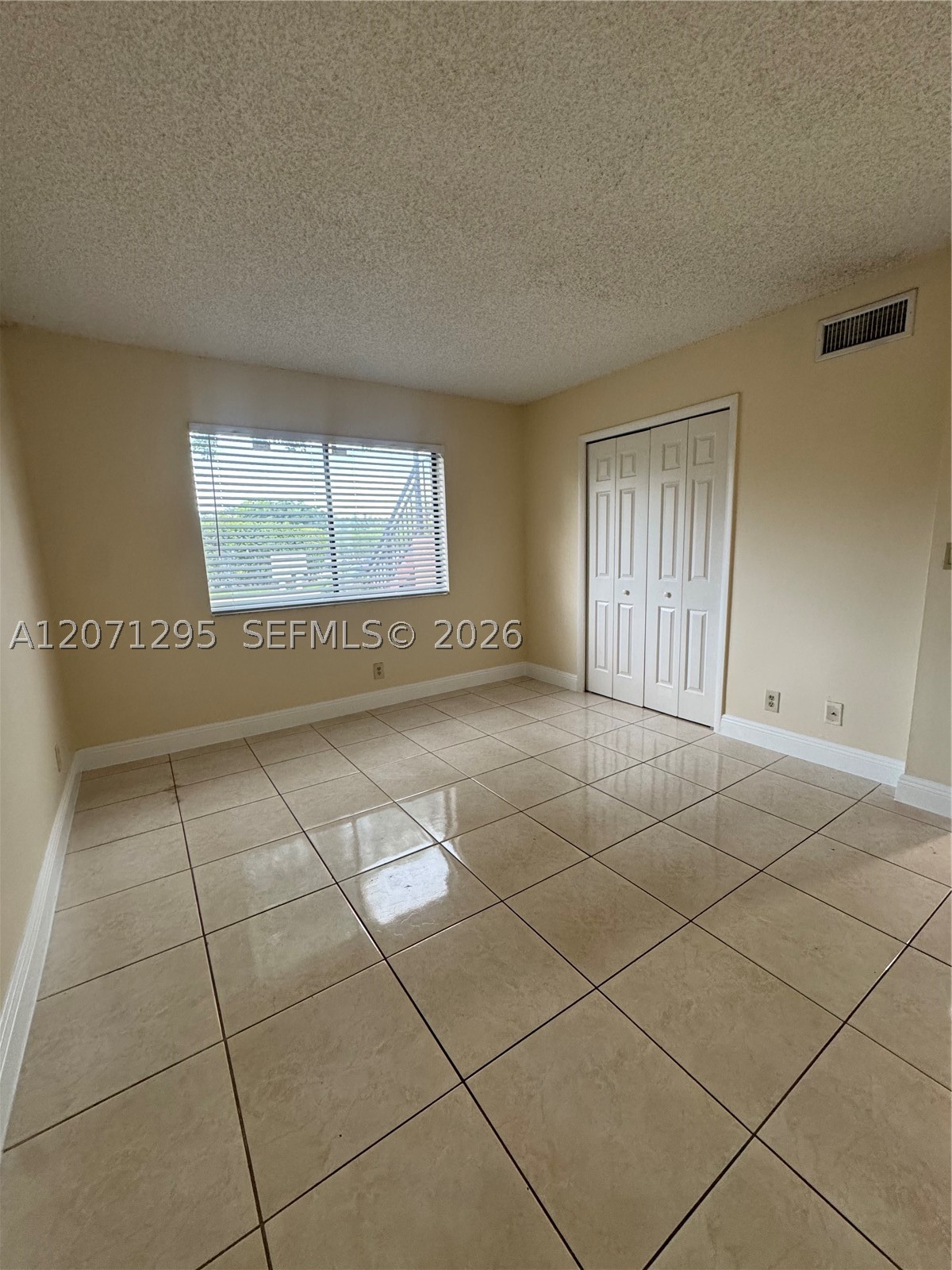 215 Lakeview Dr #105, Weston FL 33326