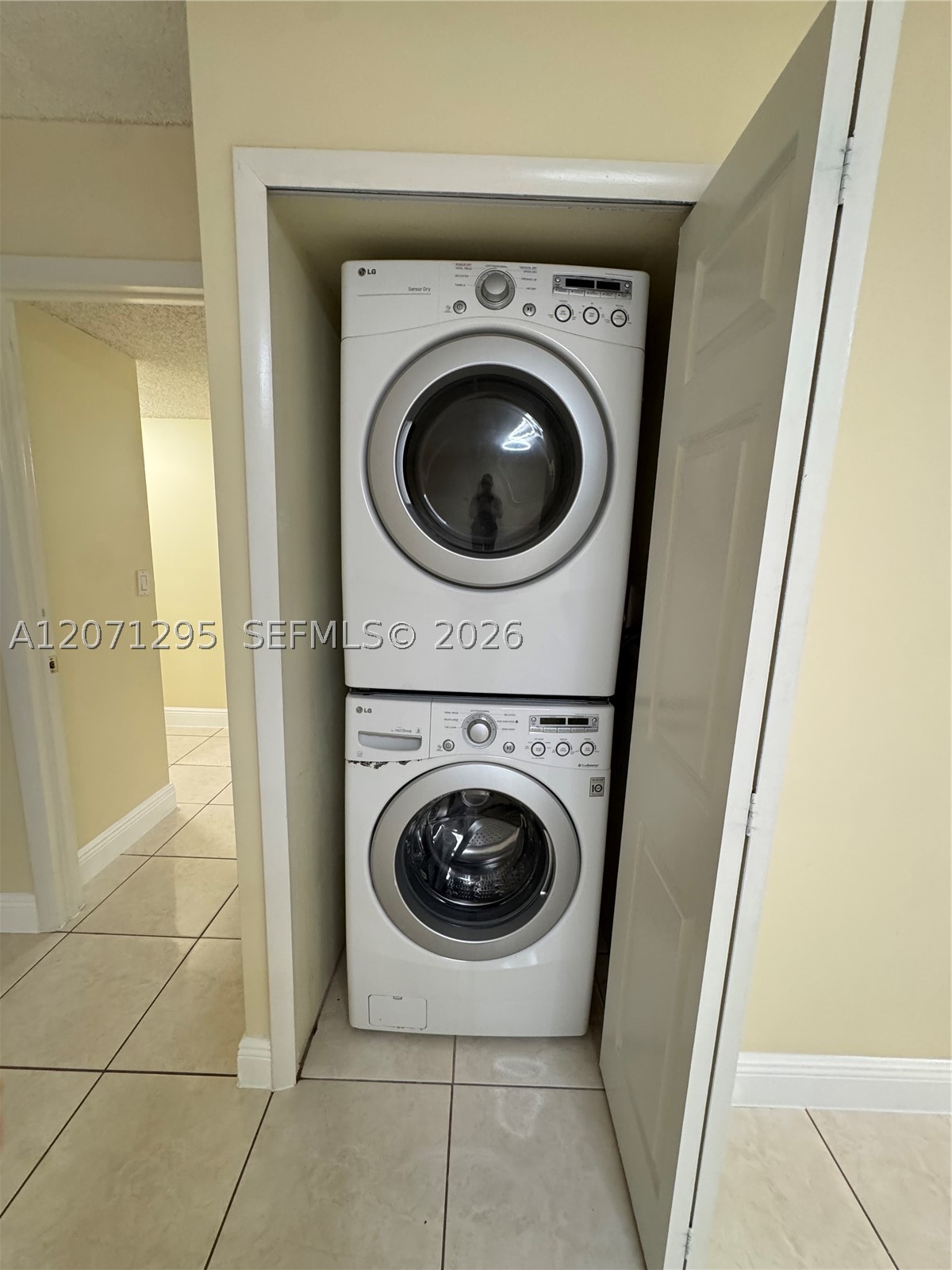 215 Lakeview Dr #105, Weston FL 33326