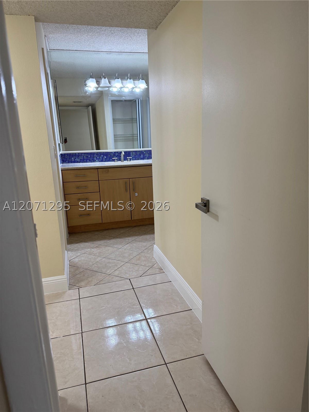 215 Lakeview Dr #105, Weston FL 33326