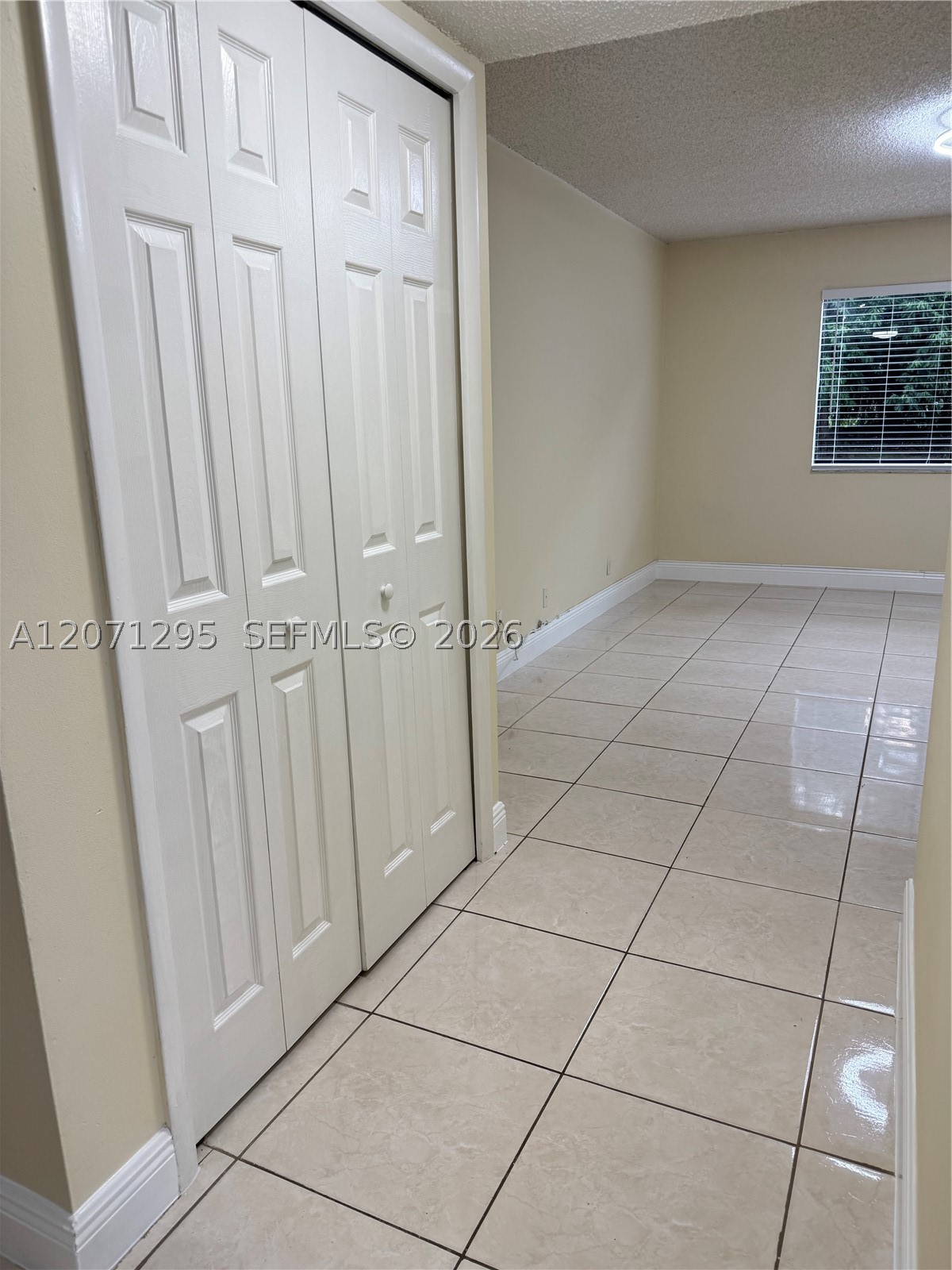 215 Lakeview Dr #105, Weston FL 33326
