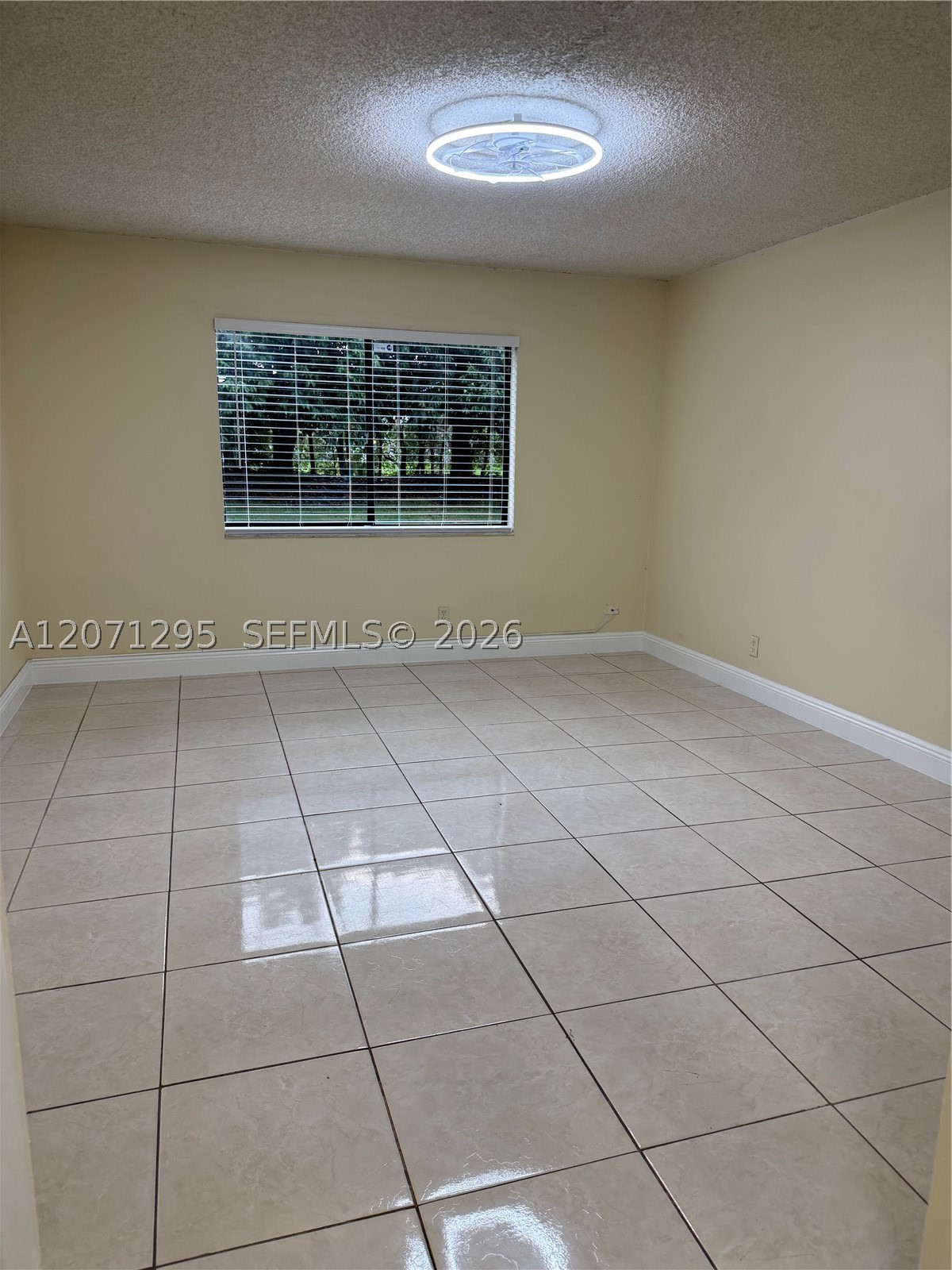 215 Lakeview Dr #105, Weston FL 33326