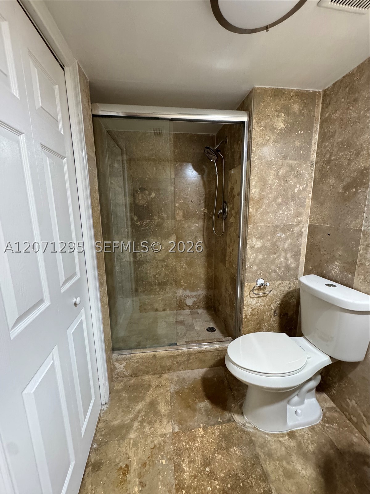 215 Lakeview Dr #105, Weston FL 33326
