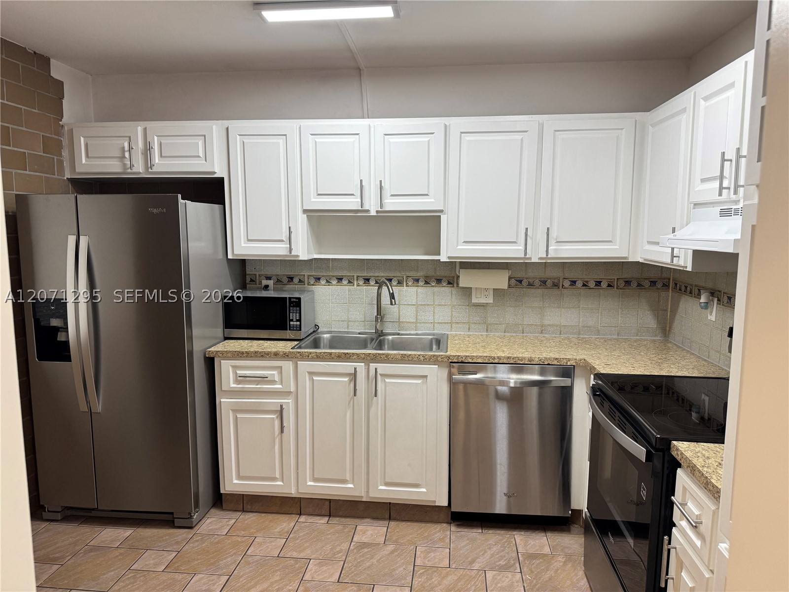 215 Lakeview Dr #105, Weston FL 33326