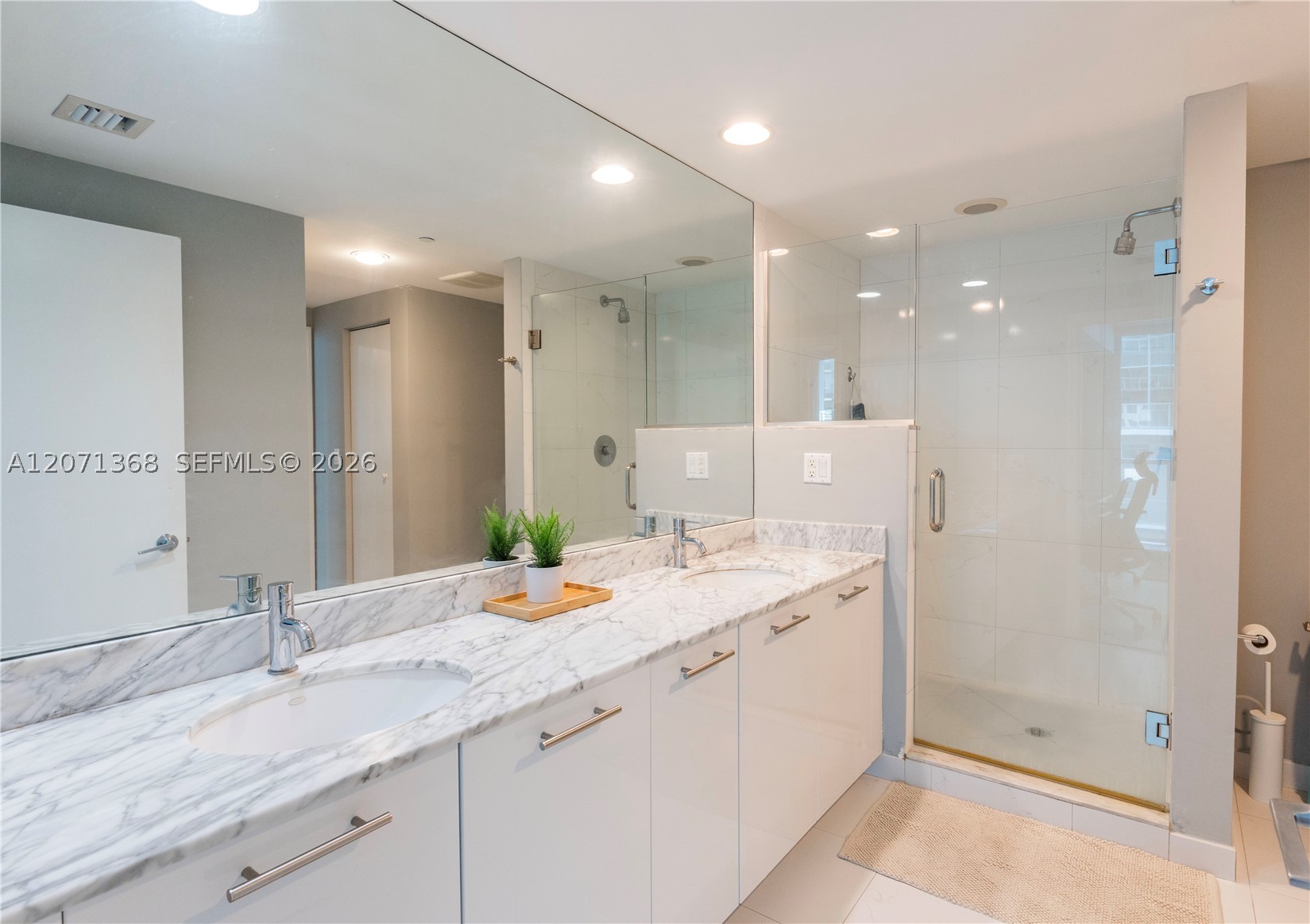 55 SE 6th St #1205, Miami FL 33131