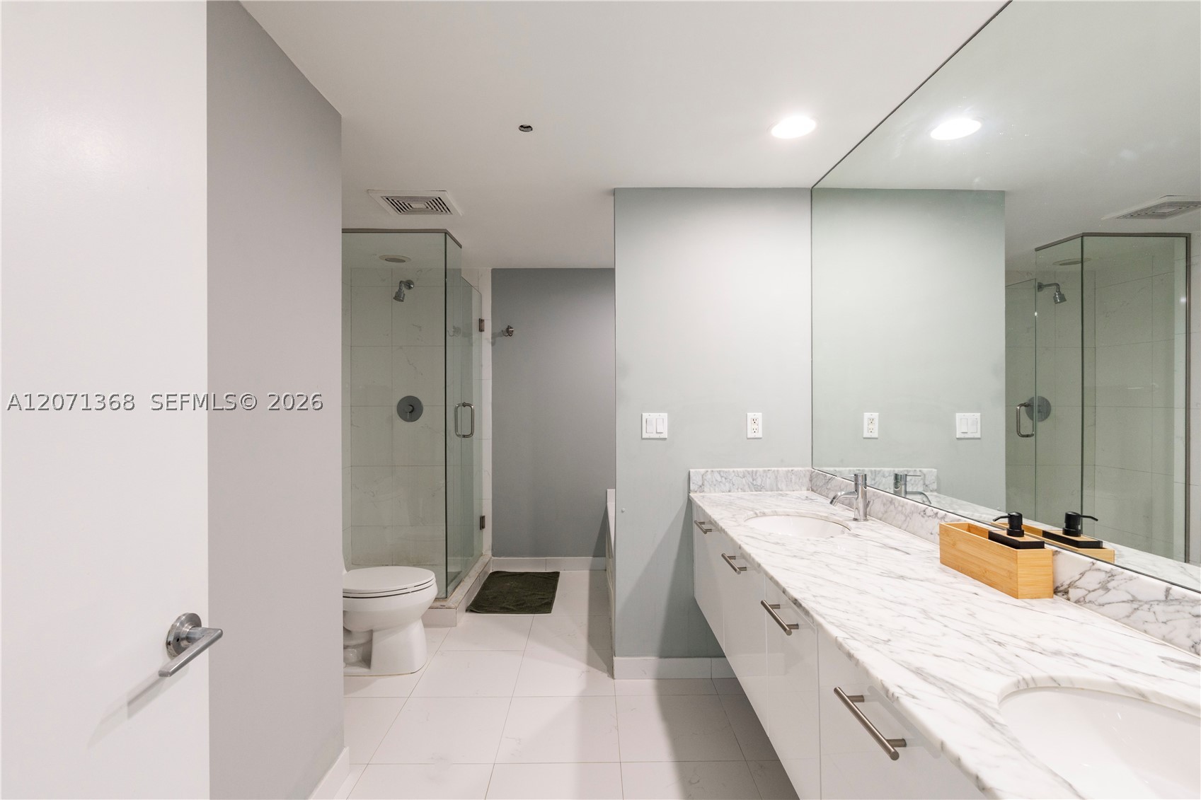 55 SE 6th St #1205, Miami FL 33131