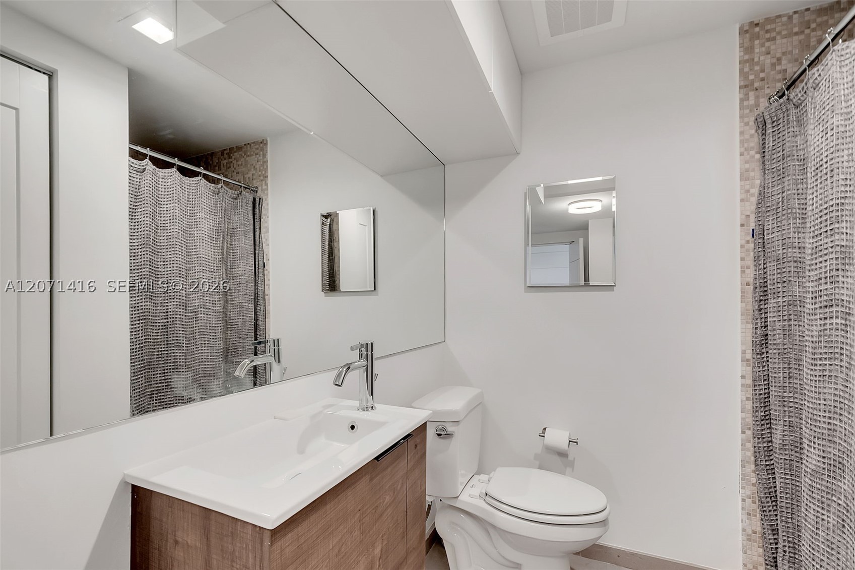 68 SE 6th St #3911, Miami FL 33131