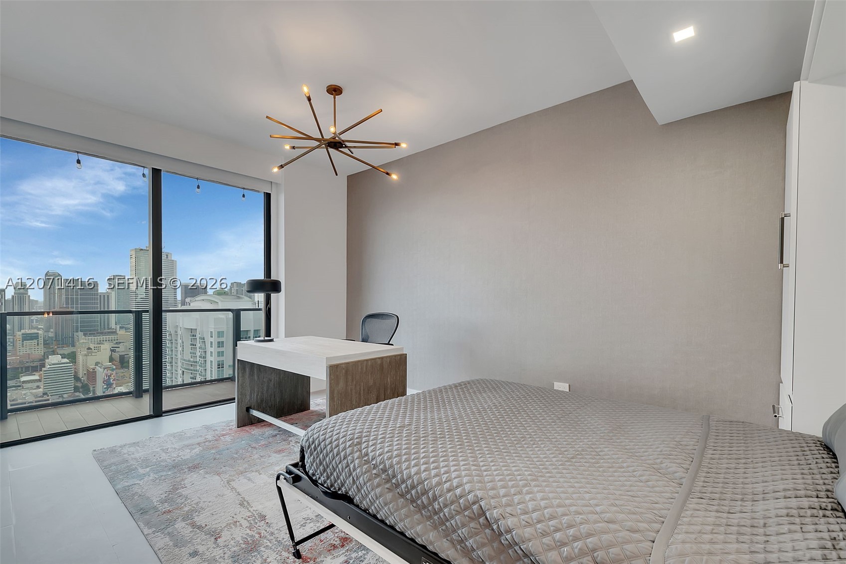 68 SE 6th St #3911, Miami FL 33131