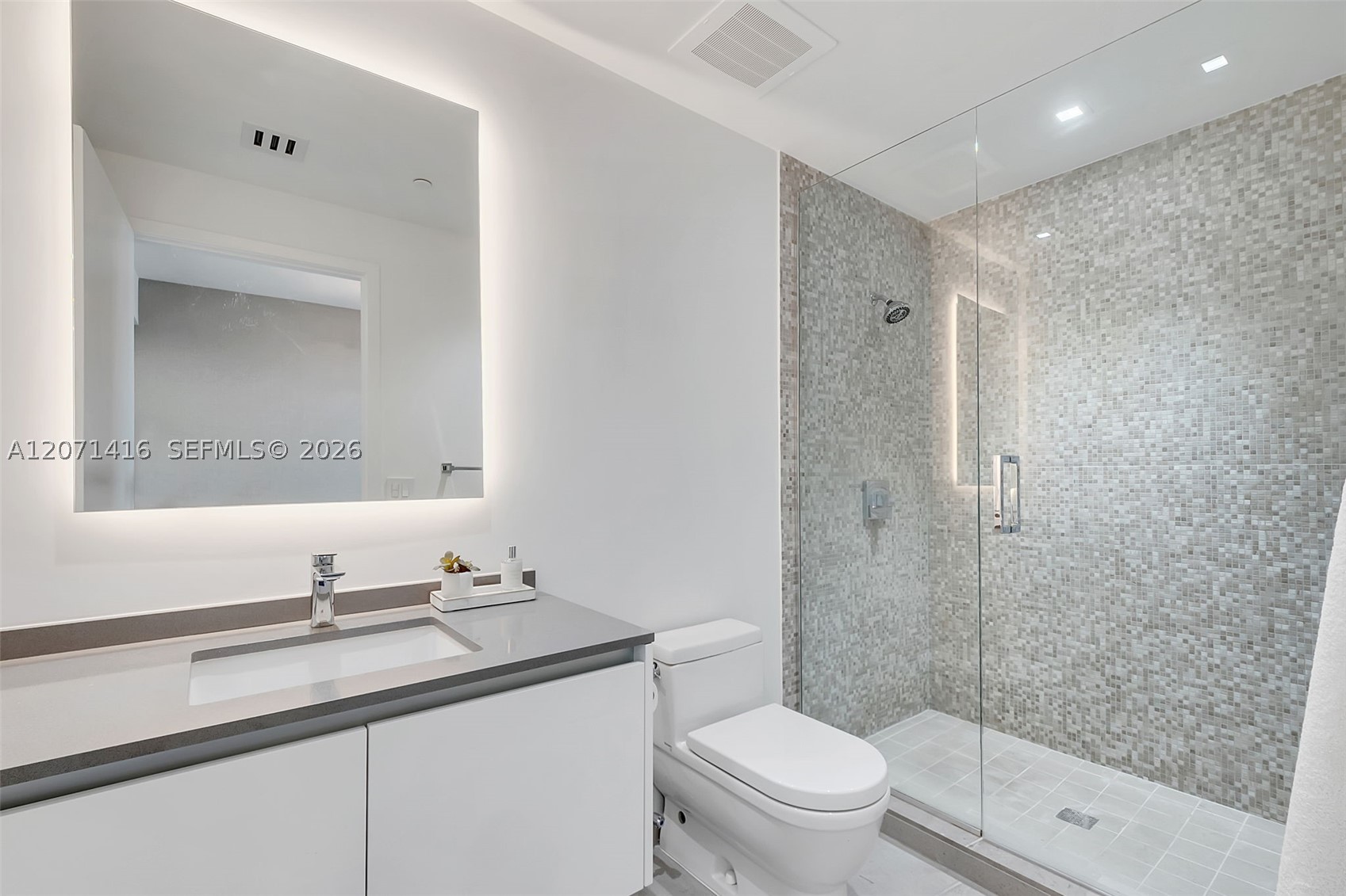 68 SE 6th St #3911, Miami FL 33131