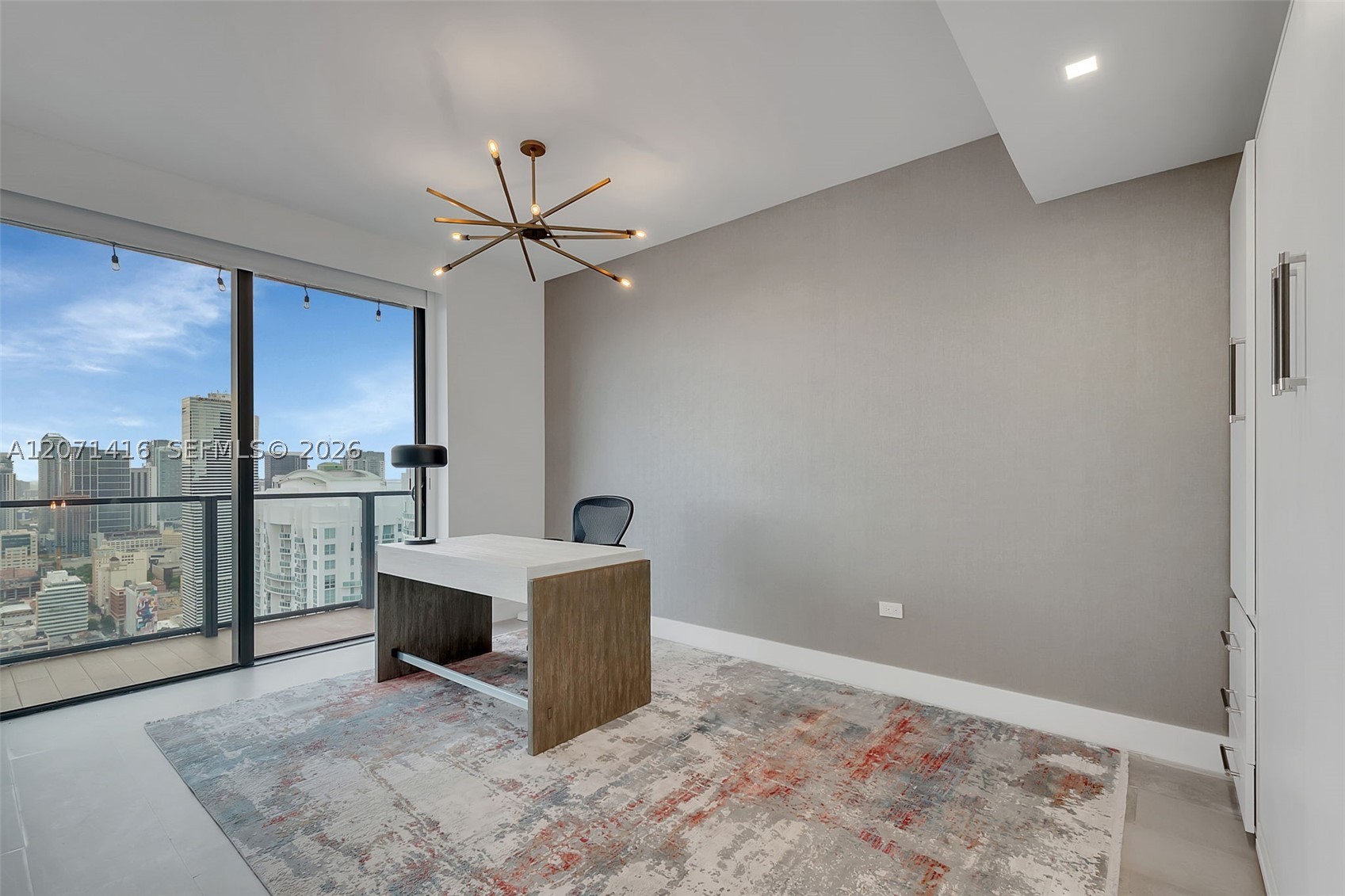 68 SE 6th St #3911, Miami FL 33131
