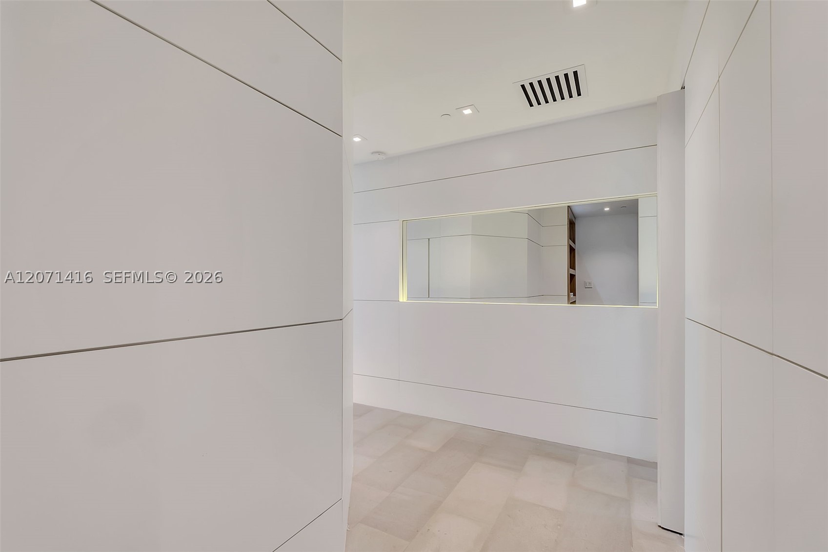68 SE 6th St #3911, Miami FL 33131