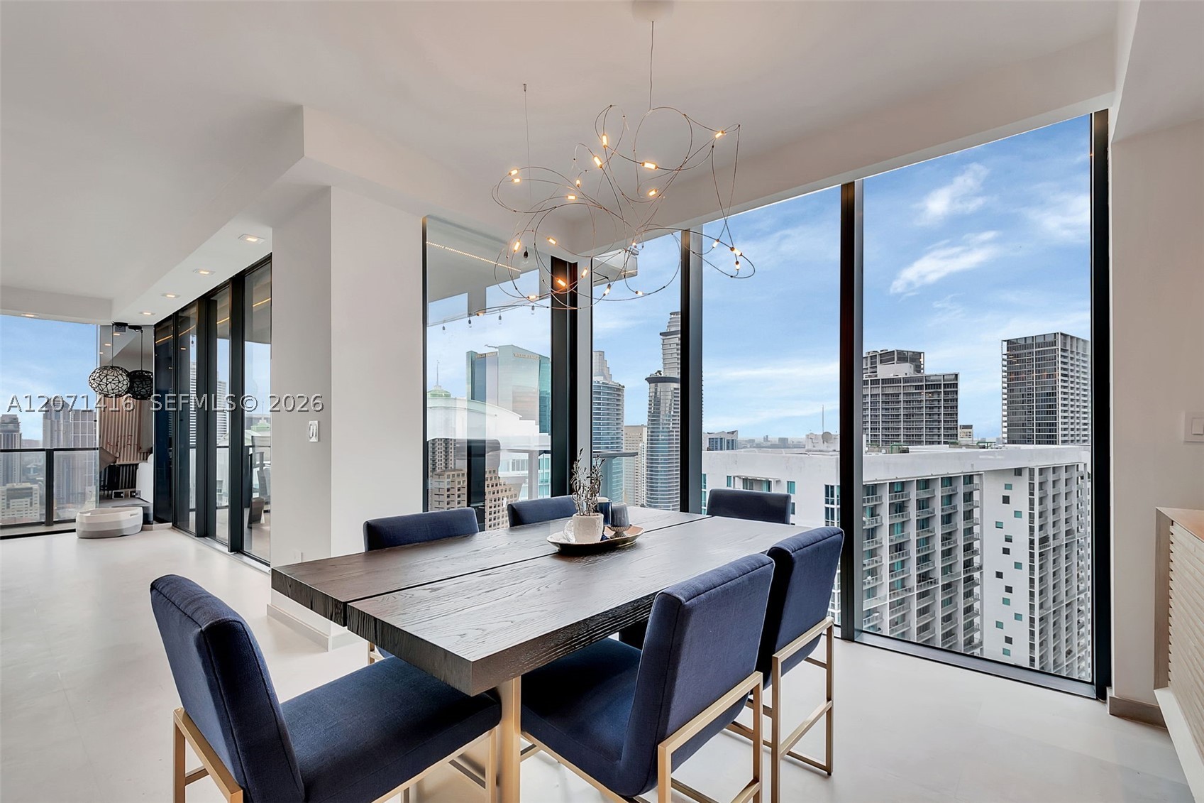 68 SE 6th St #3911, Miami FL 33131
