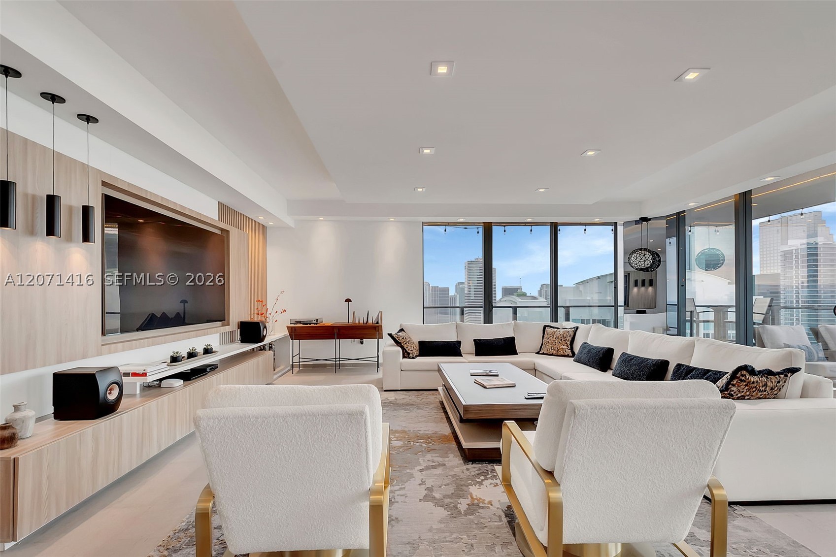 68 SE 6th St #3911, Miami FL 33131