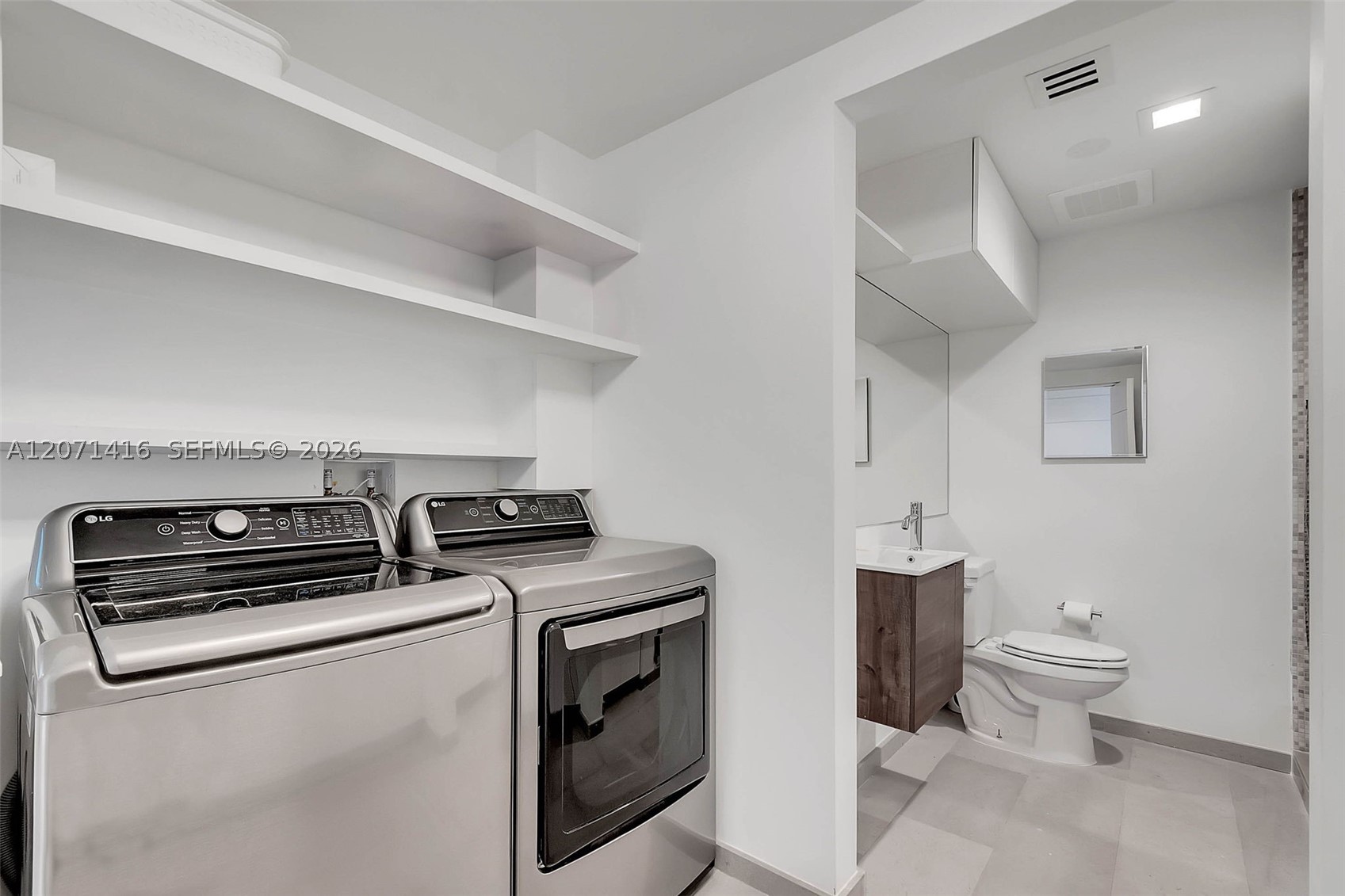 68 SE 6th St #3911, Miami FL 33131