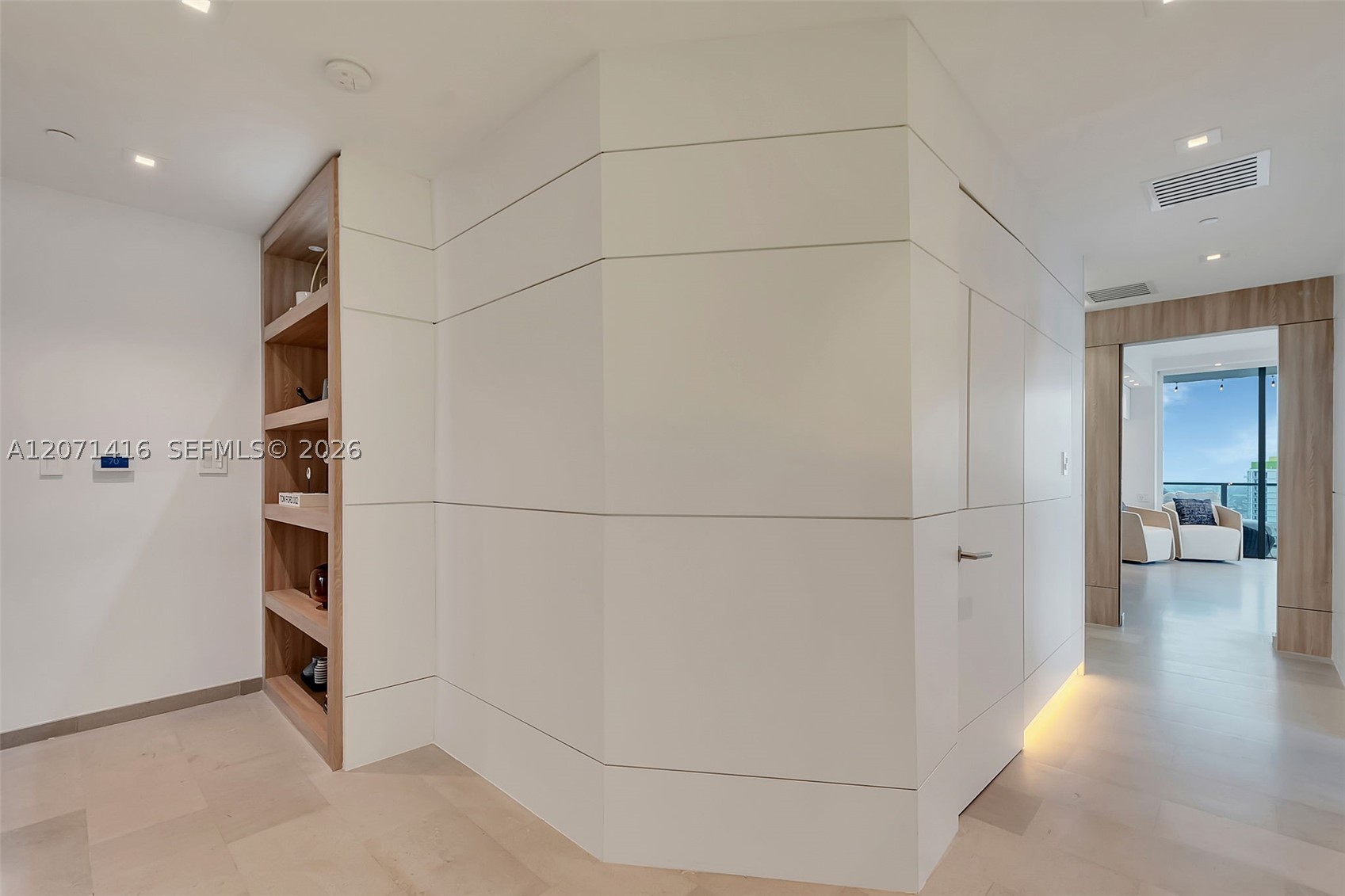 68 SE 6th St #3911, Miami FL 33131