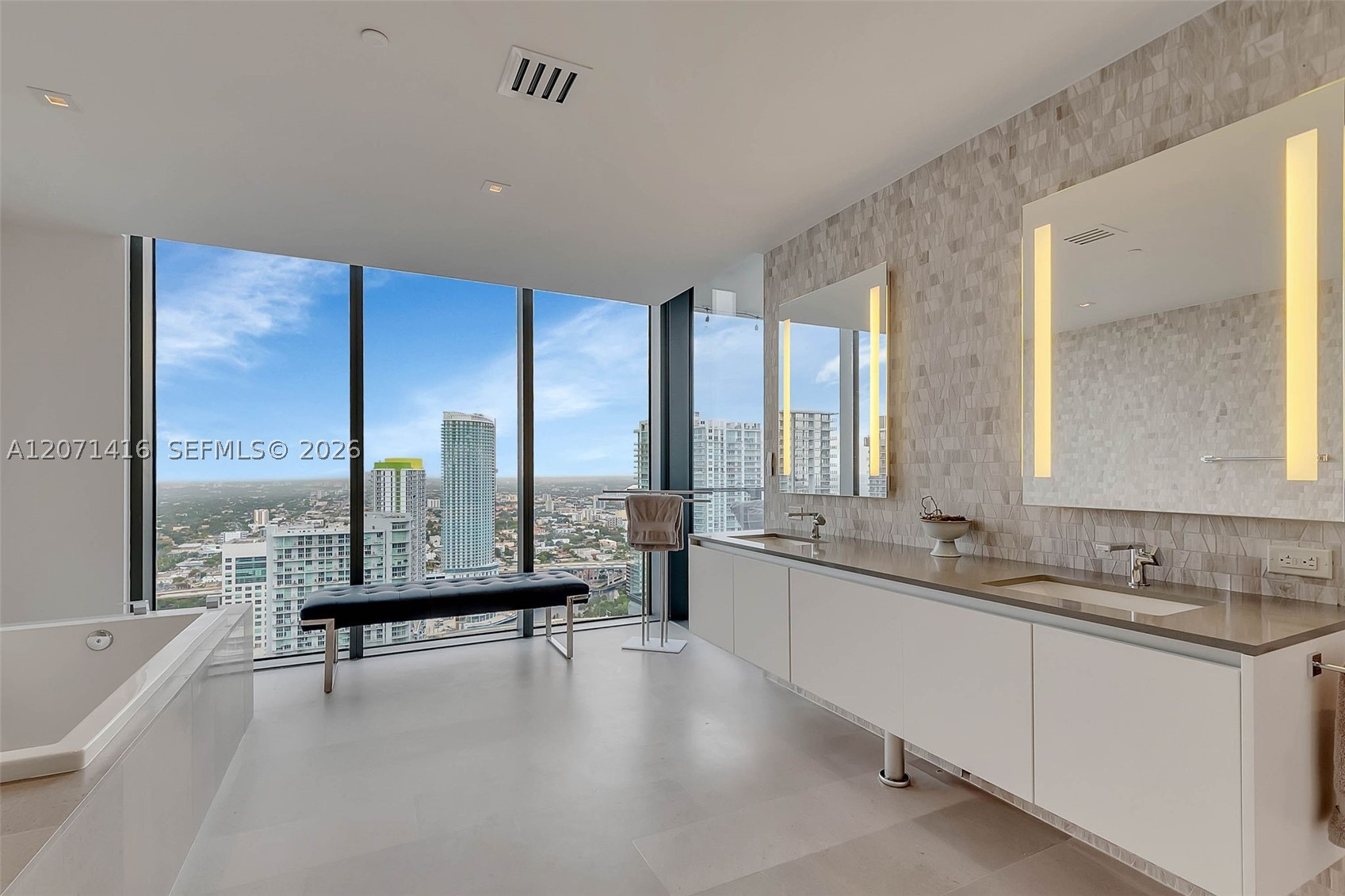 68 SE 6th St #3911, Miami FL 33131