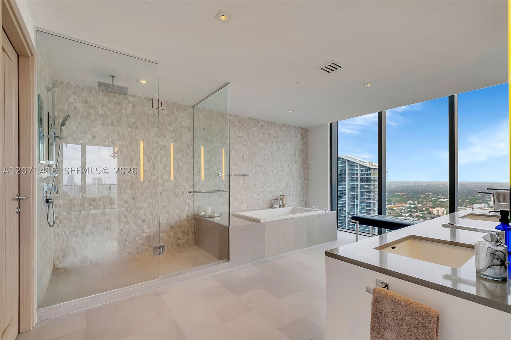 68 SE 6th St #3911, Miami FL 33131