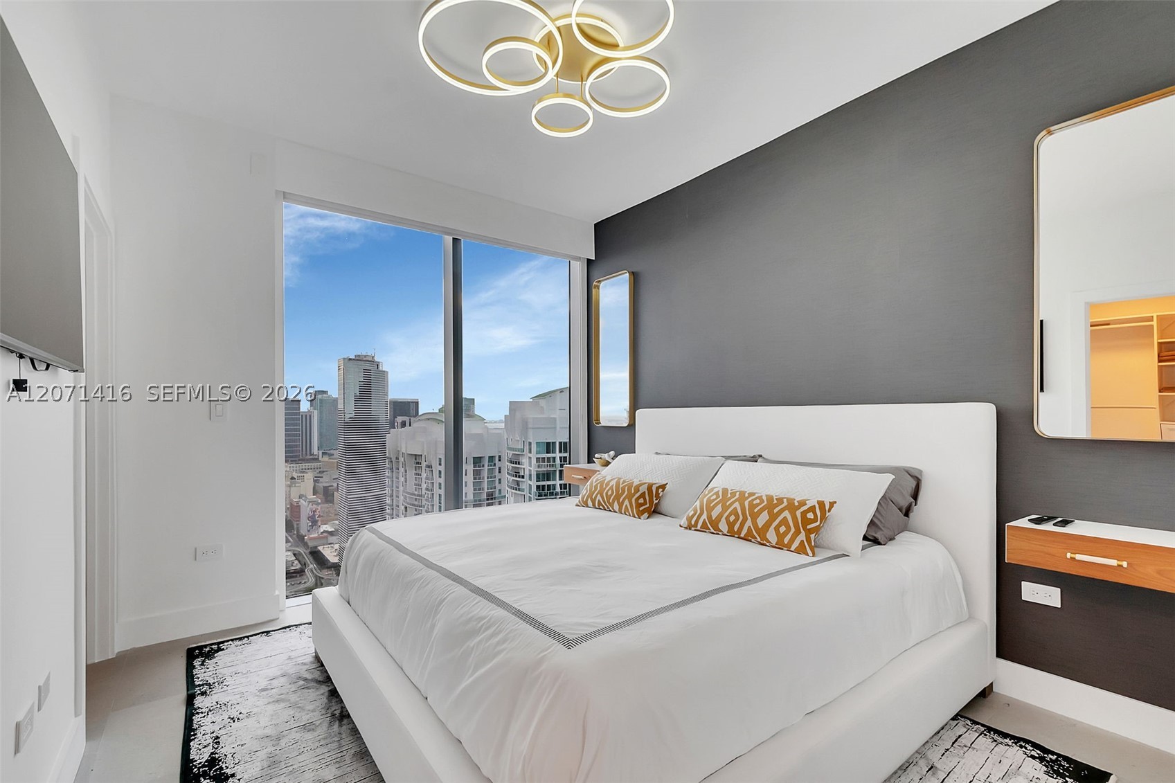 68 SE 6th St #3911, Miami FL 33131