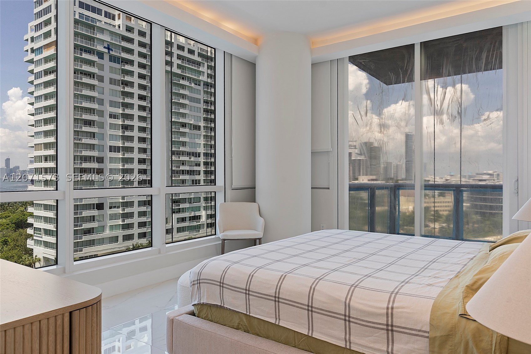 100 S Pointe Dr #910, Miami Beach FL 33139