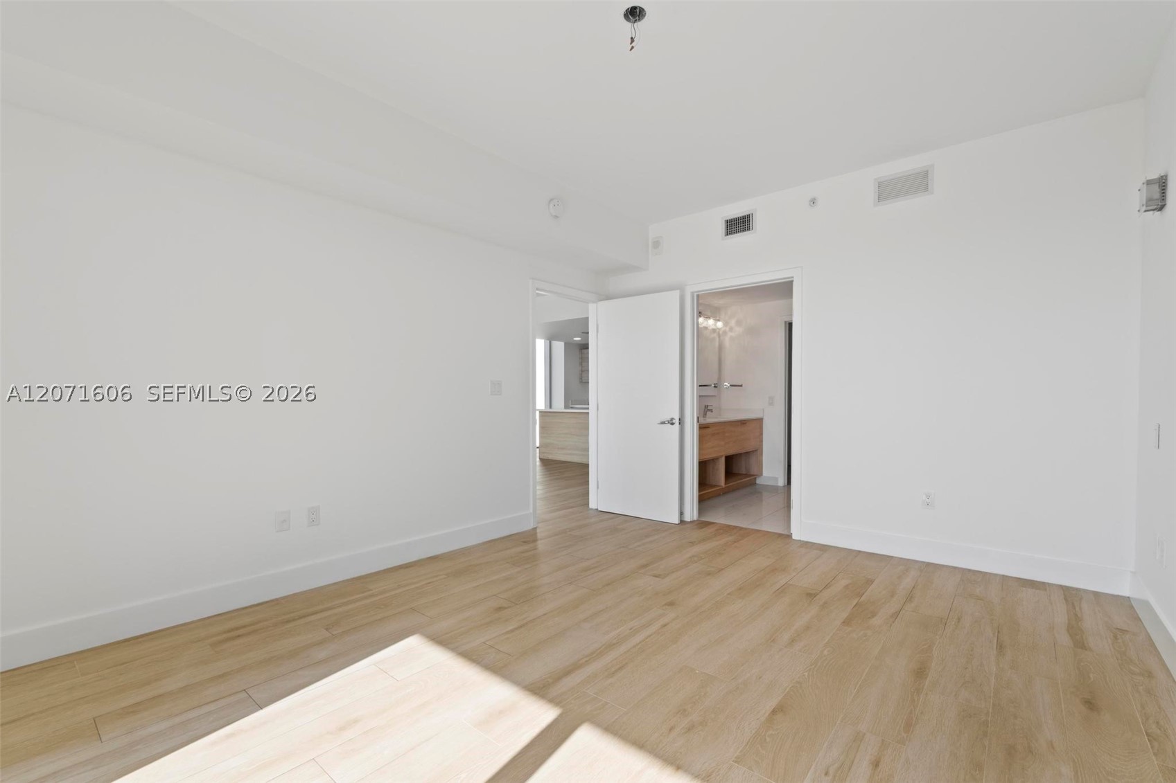 16385 Biscayne Blvd #521, North Miami Beach FL 33160