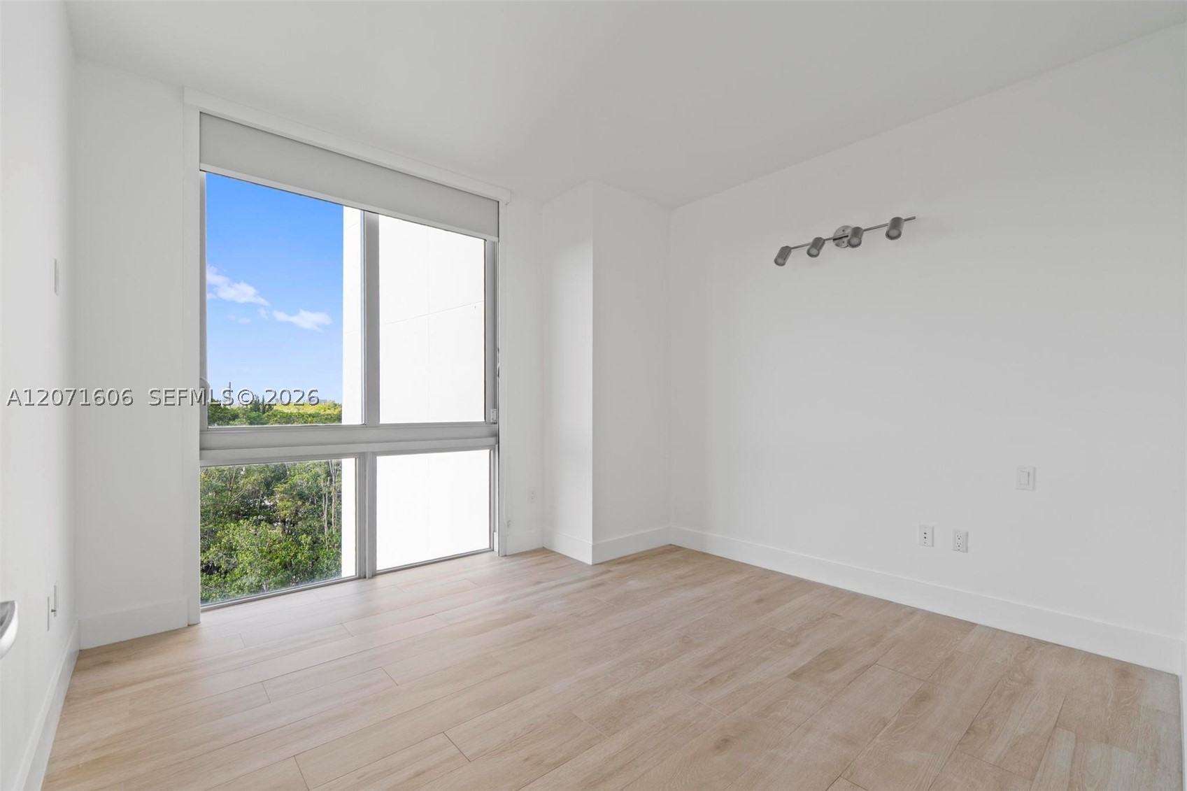 16385 Biscayne Blvd #521, North Miami Beach FL 33160