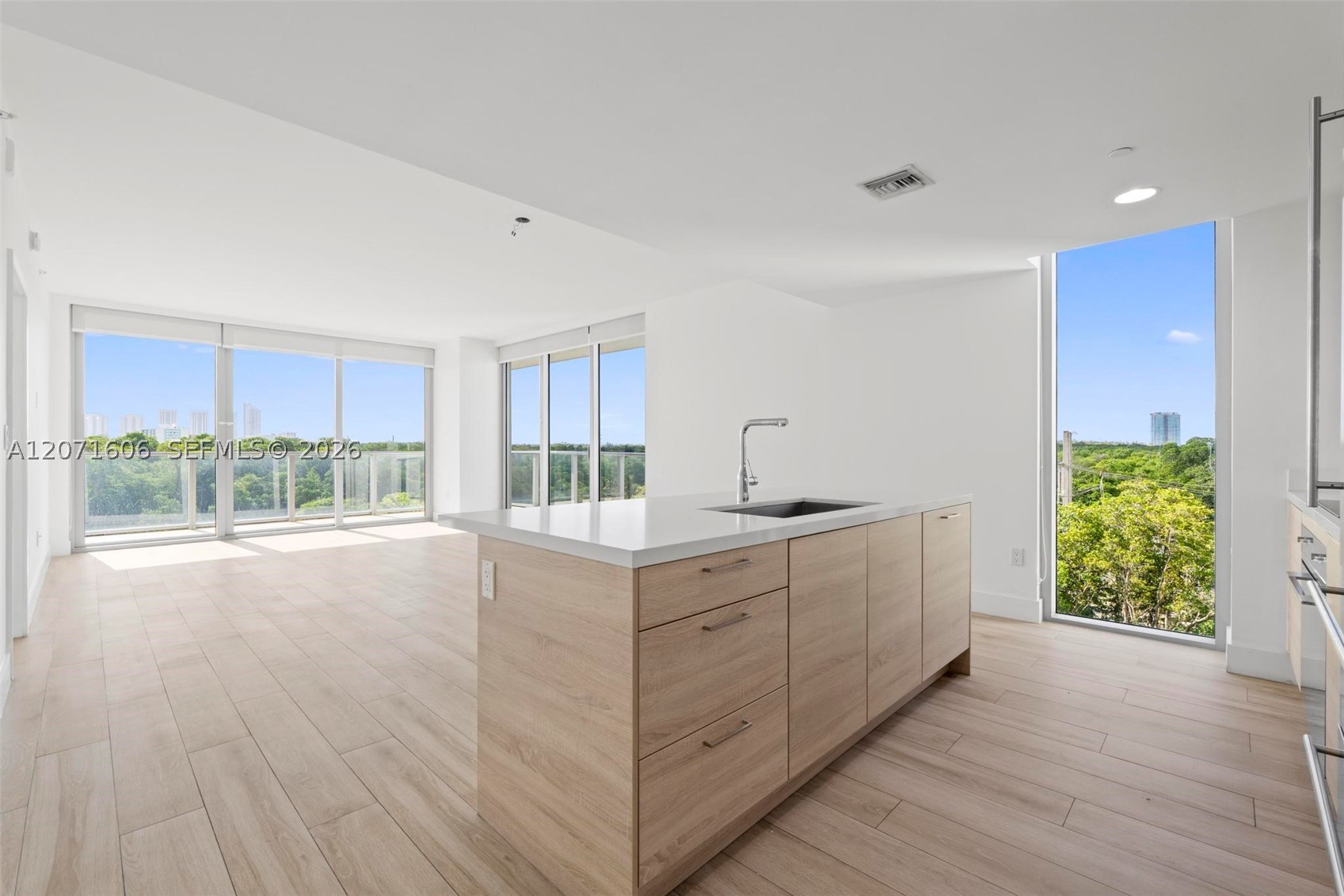16385 Biscayne Blvd #521, North Miami Beach FL 33160