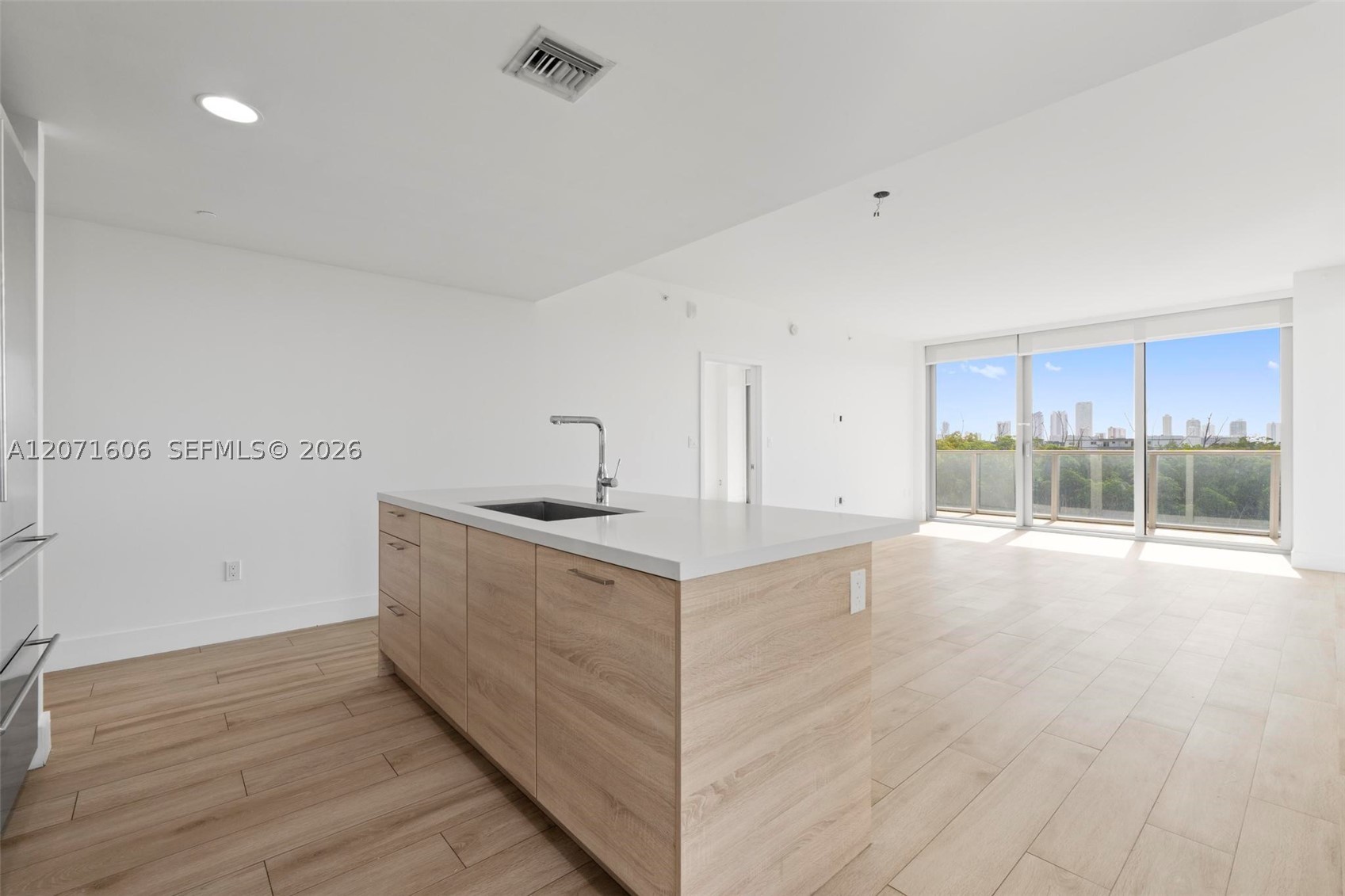 16385 Biscayne Blvd #521, North Miami Beach FL 33160