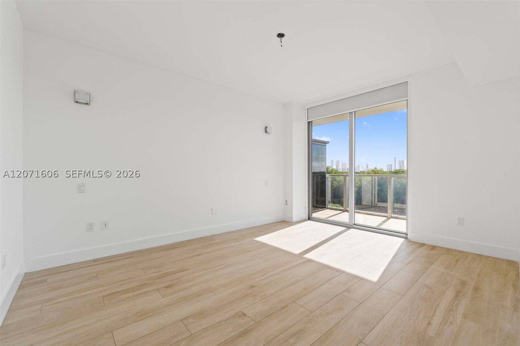 16385 Biscayne Blvd #521, North Miami Beach FL 33160