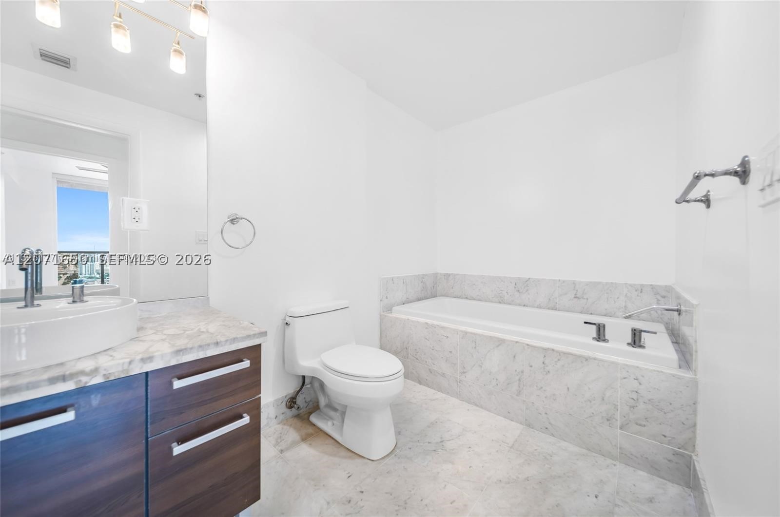 244 Biscayne Blvd #3704, Miami FL 33132