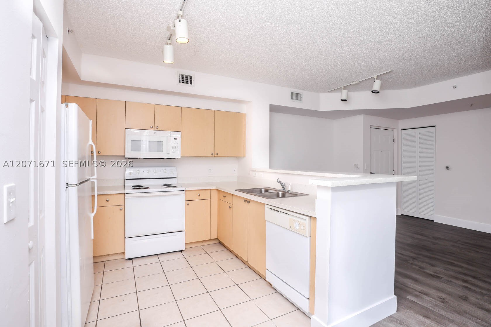 8050 N Nob Hill Rd #106, Tamarac FL 33321