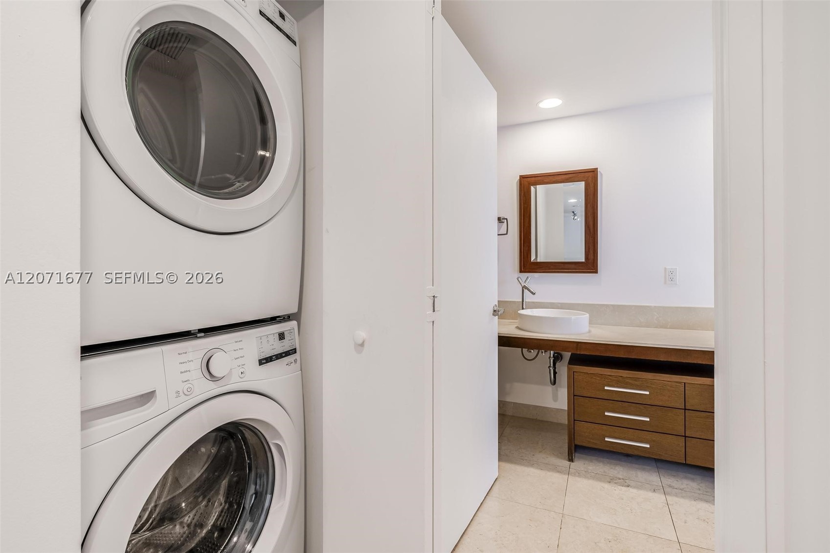 475 Brickell Ave #3811, Miami FL 33131