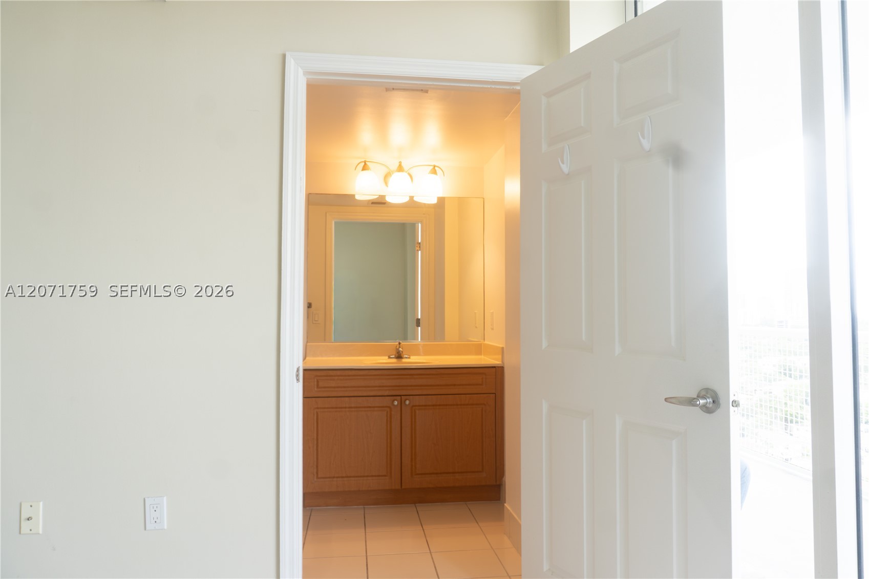 900 SW 8th St #1503, Miami FL 33130