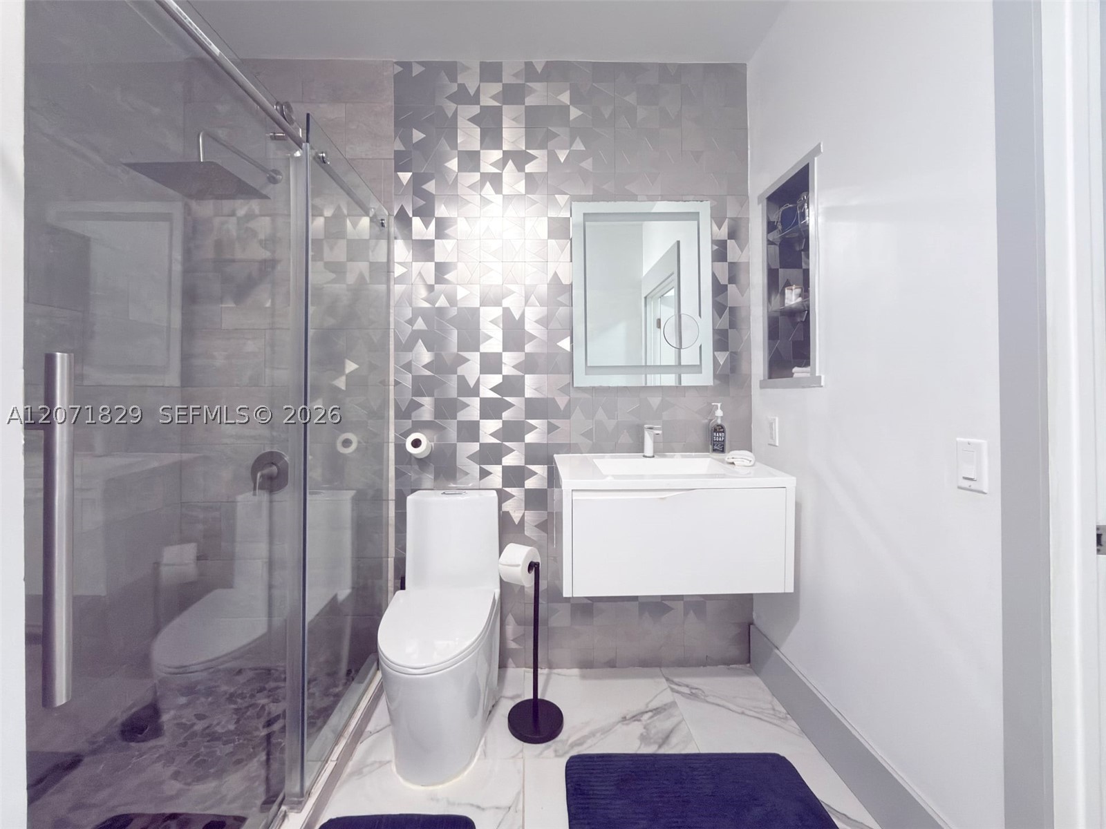 1200 Brickell Bay Dr #1406, Miami FL 33131