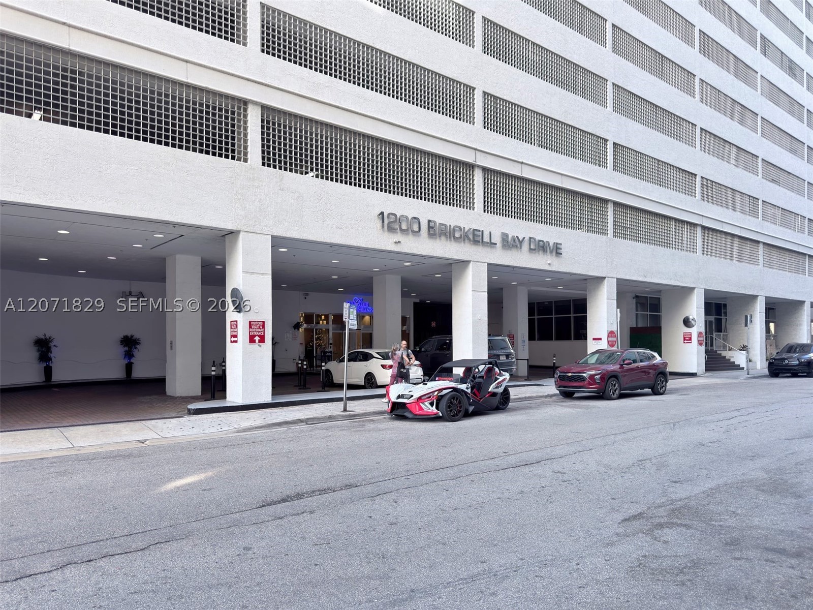 1200 Brickell Bay Dr #1406, Miami FL 33131