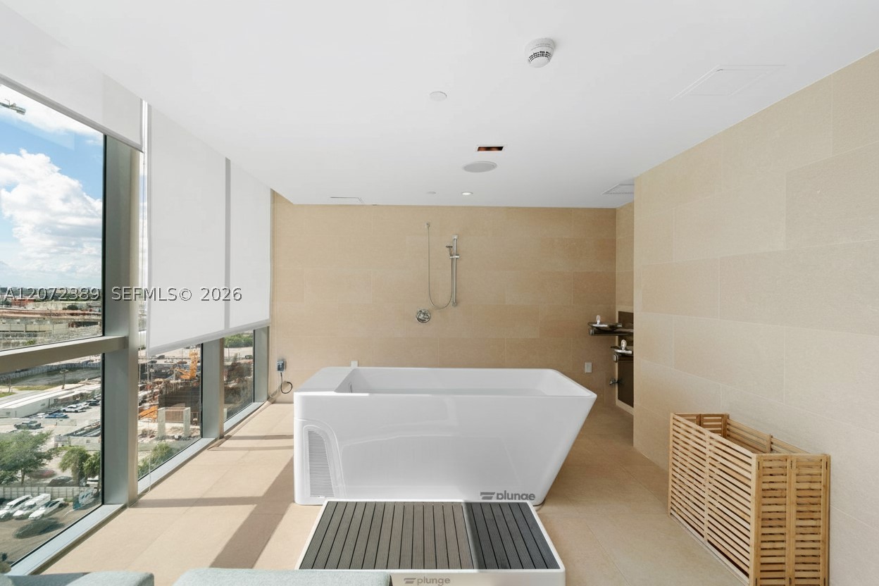 900 Biscayne Blvd #4210, Miami FL 33132