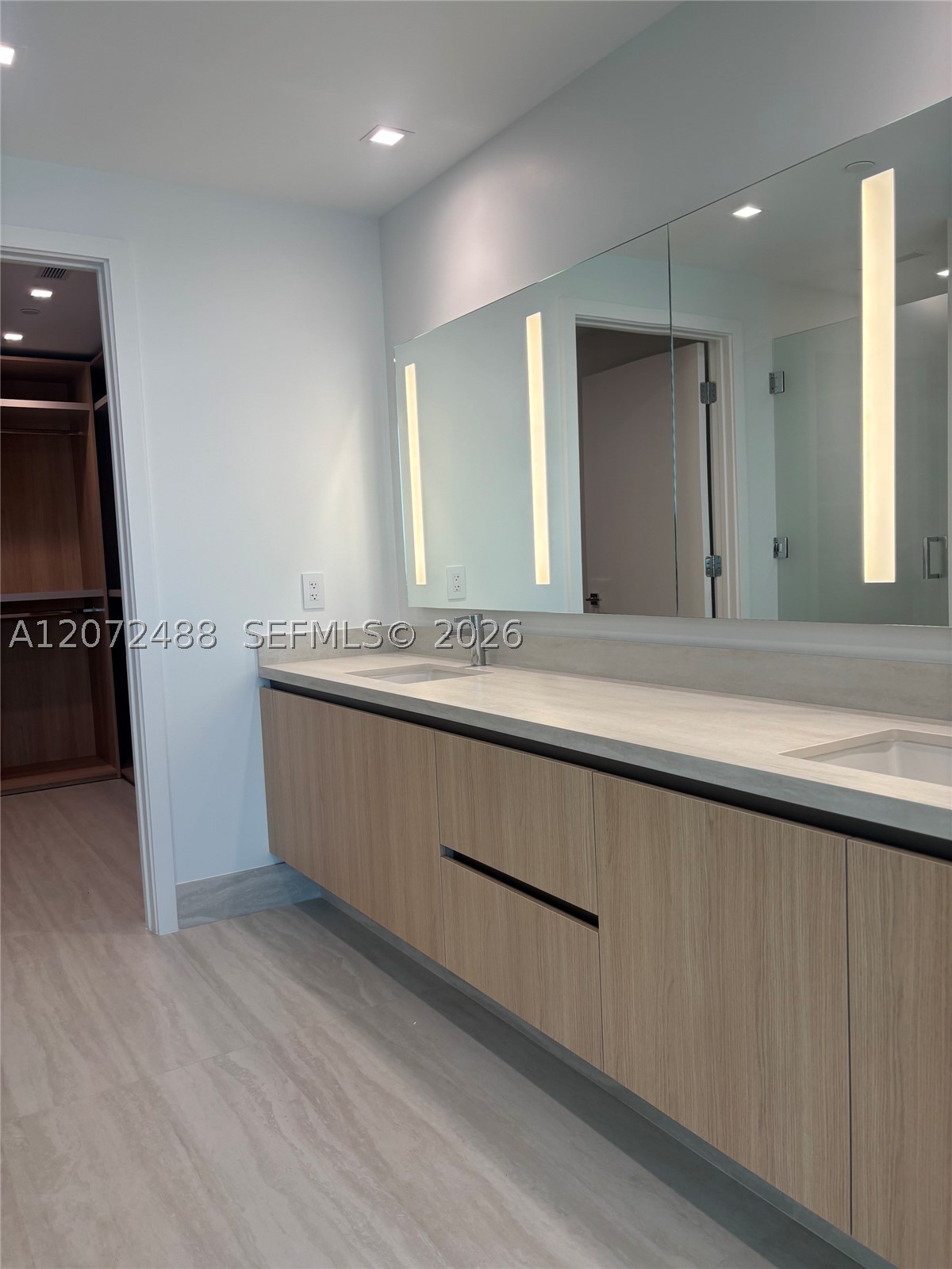 2411 LAGUNA CIRCLE #809, North Miami FL 33181