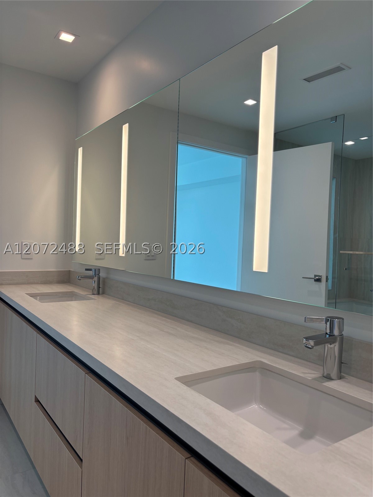 2411 LAGUNA CIRCLE #809, North Miami FL 33181