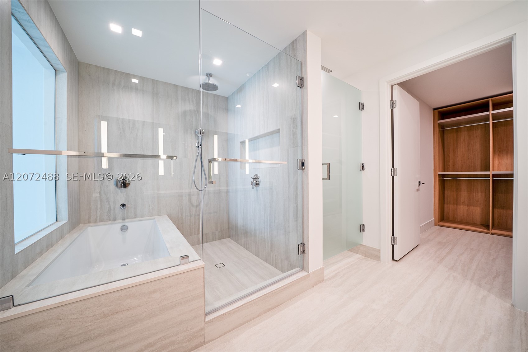 2411 LAGUNA CIRCLE #809, North Miami FL 33181