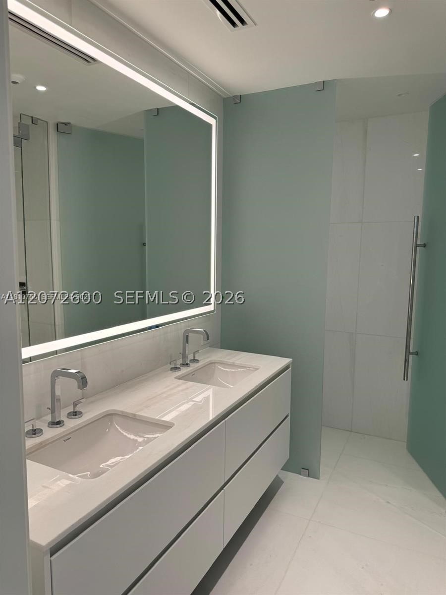 300 Biscayne Boulevard Way #1805W, Miami FL 33131