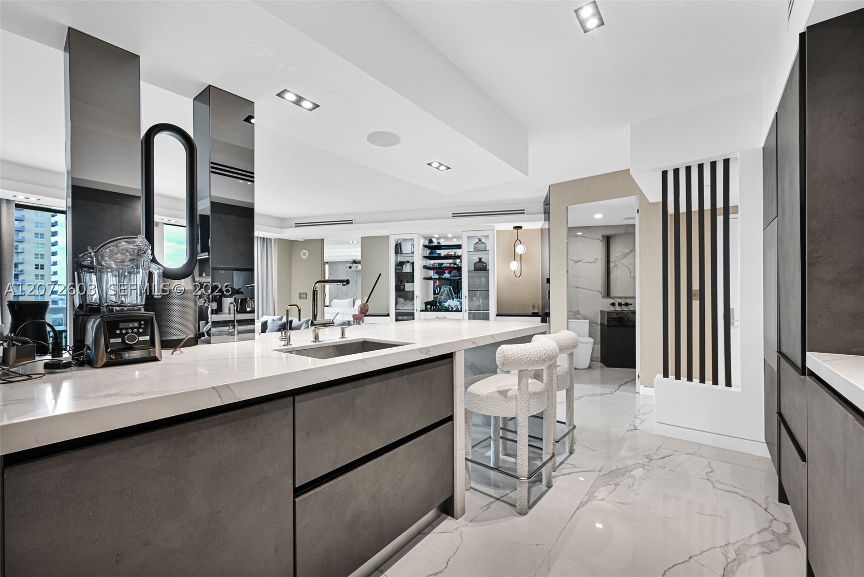 1000 S Pointe Dr #1706, Miami Beach FL 33139