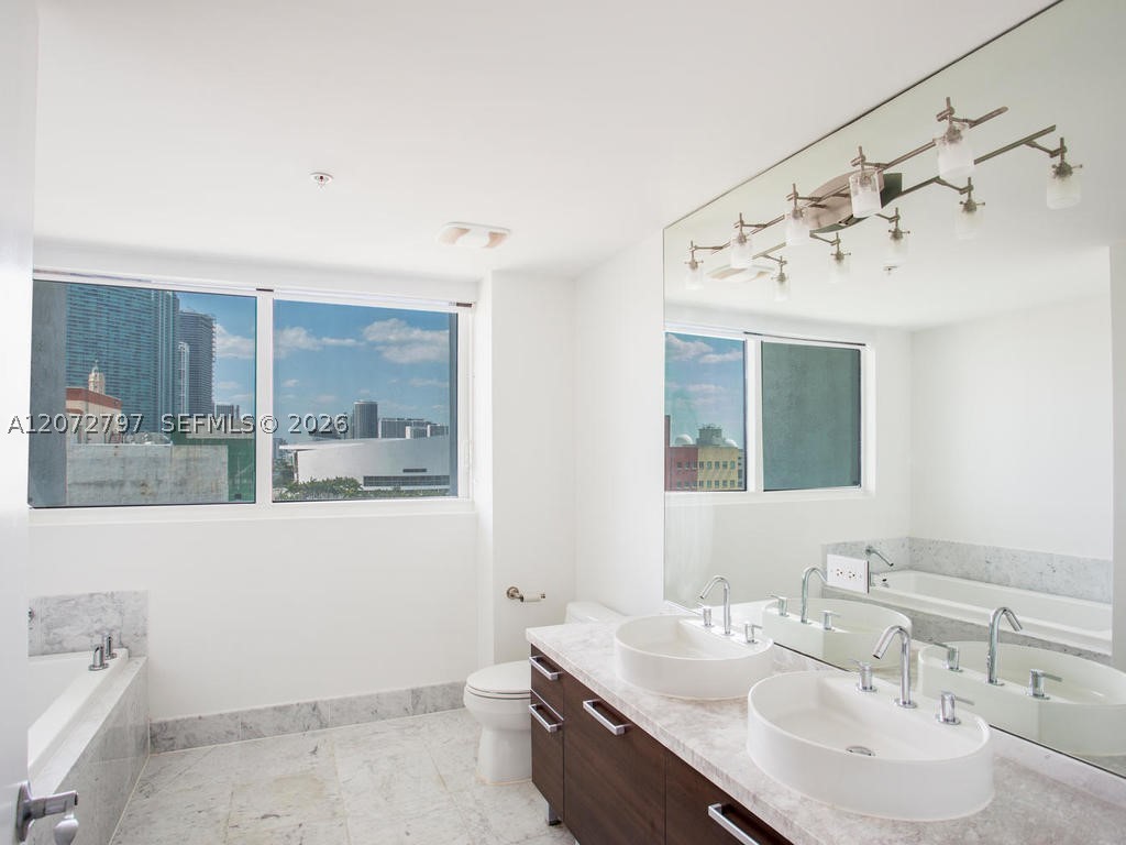 244 Biscayne Blvd #2402, Miami FL 33132