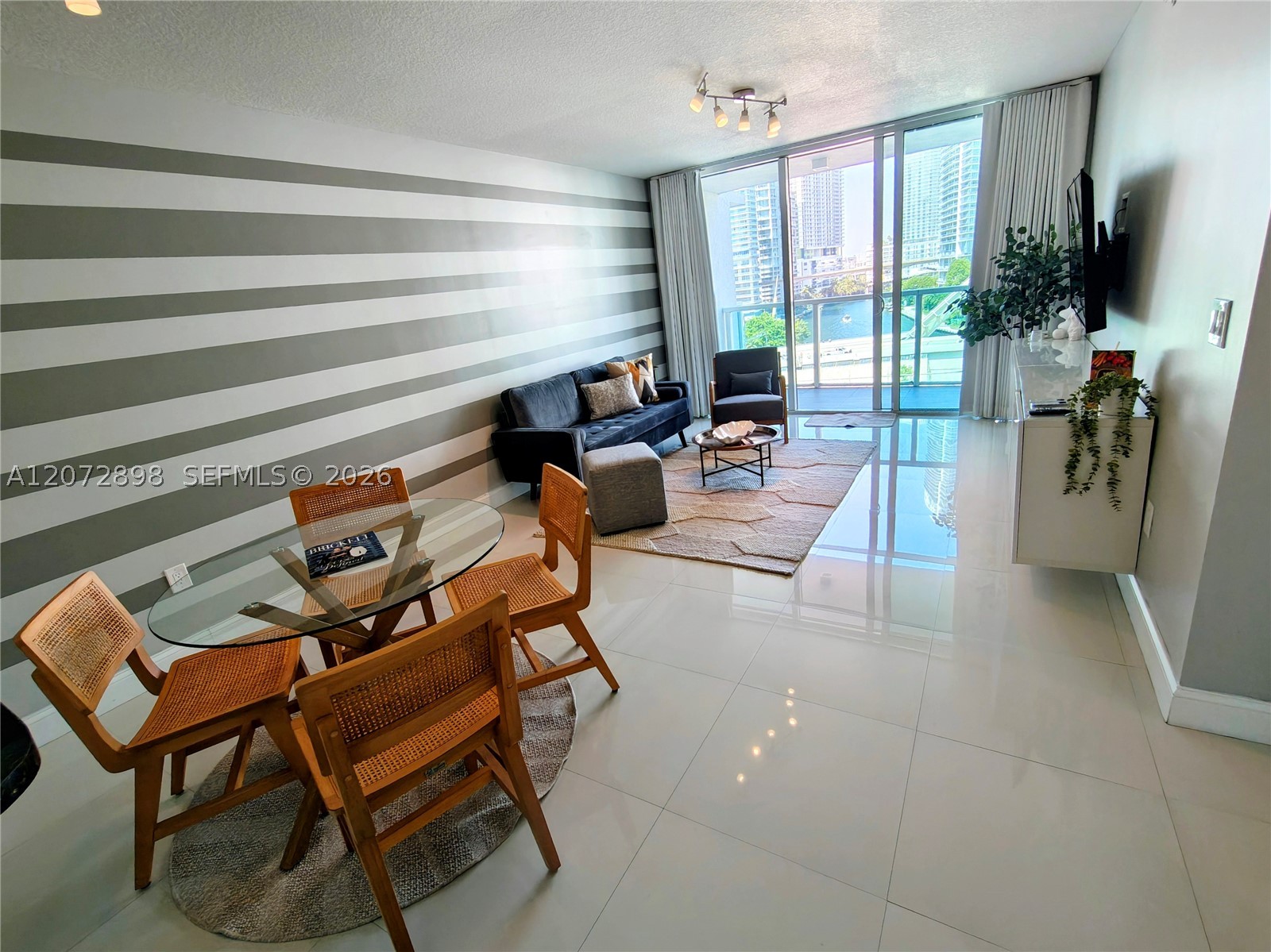 31 SE 5th St #909, Miami FL 33131