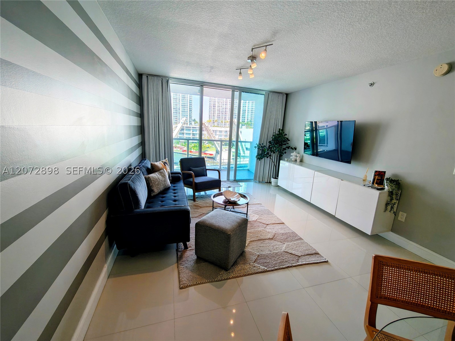 31 SE 5th St #909, Miami FL 33131