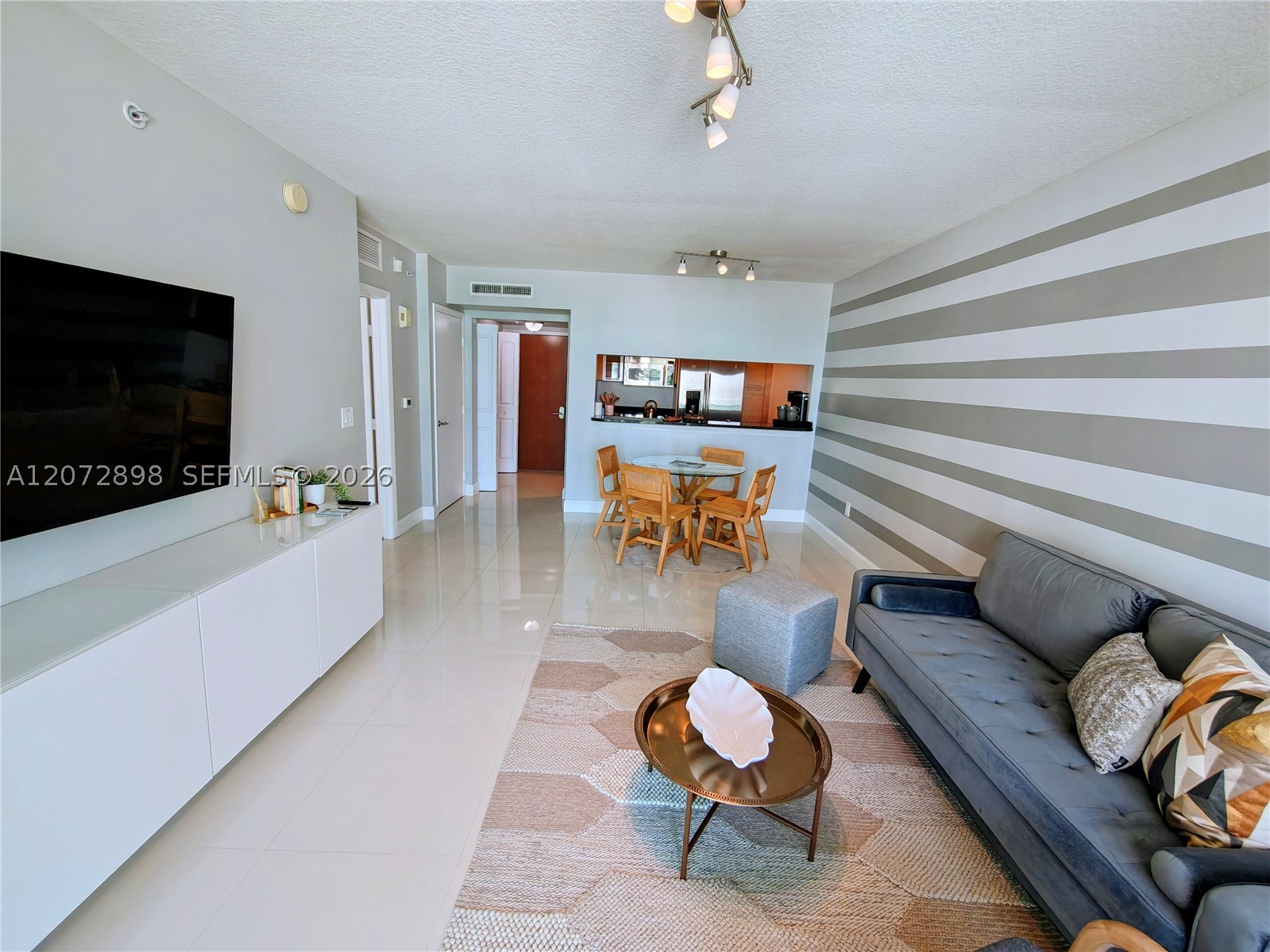 31 SE 5th St #909, Miami FL 33131