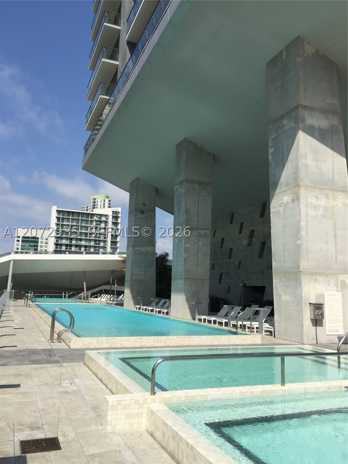 68 SE 6th St #1207, Miami FL 33131
