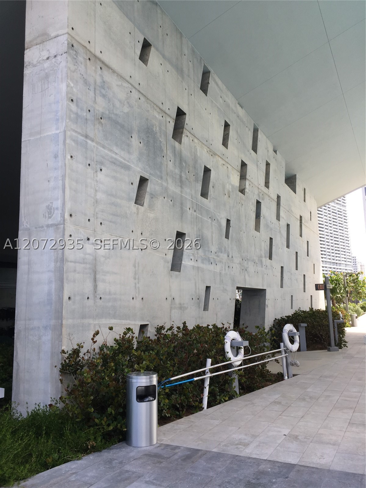 68 SE 6th St #1207, Miami FL 33131