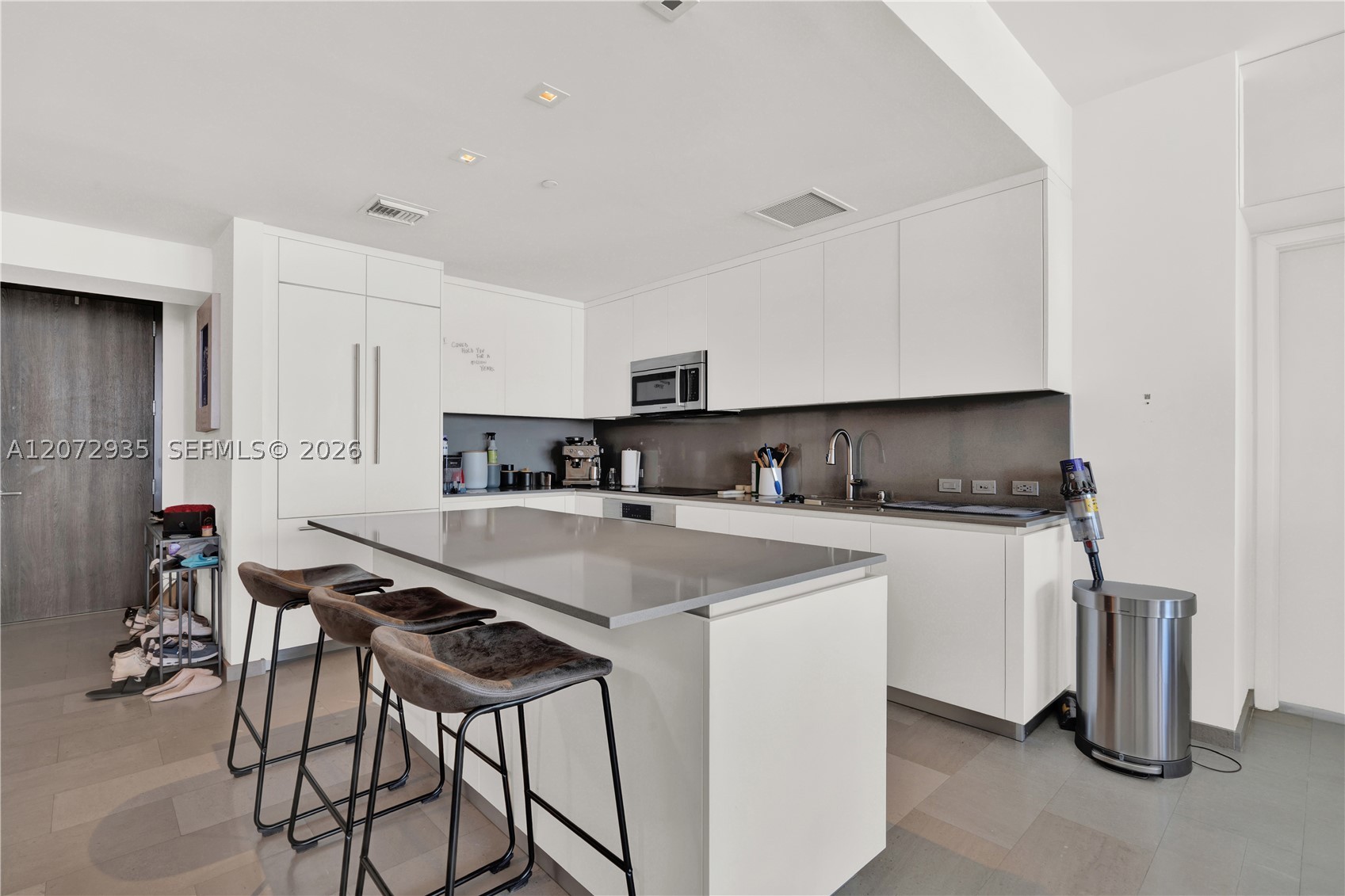 68 SE 6th St #1207, Miami FL 33131