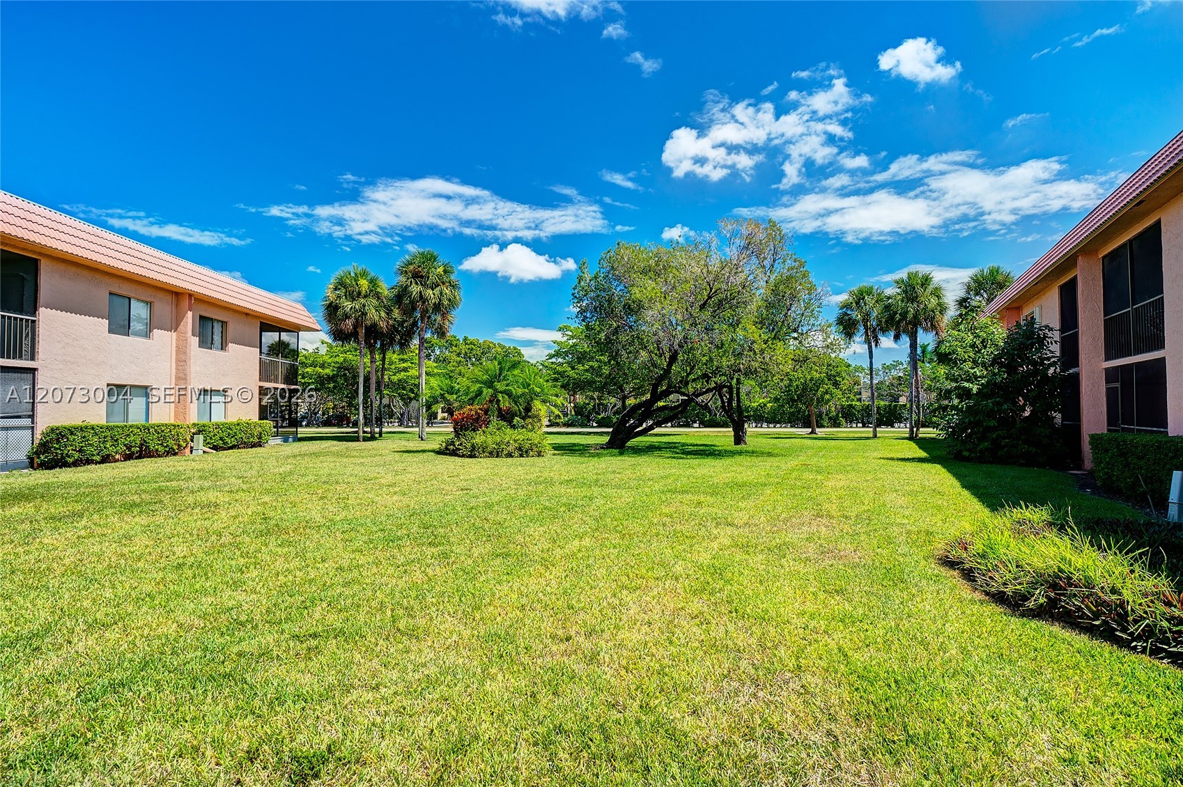 231 Lakeview Drive #103, Weston FL 33326